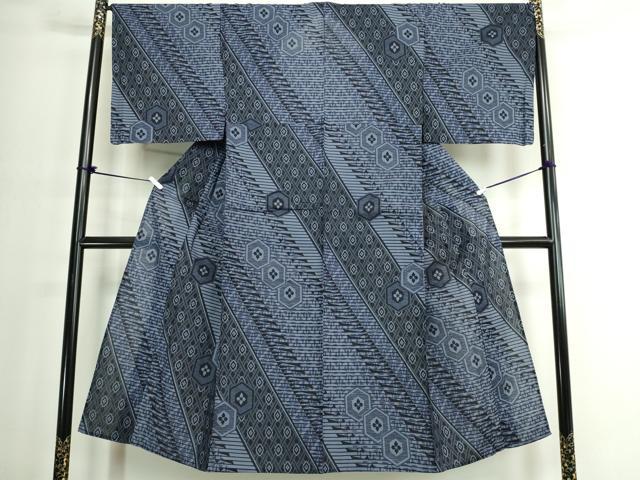 ■■■　サイズ　■■■ 身丈 142cm（肩から） 裄丈 68cm 袖丈 49cm　縫込み 2.5cm 袖幅 34.5cm 前幅 26cm 後幅 31cm 着物縫いこみ 内揚げ 0cm 裄 お袖側 約2cm　身頃側 約2cm ■■■　商品詳細　■■■ 【綿】 状態は特に目立ったシミ汚れなどもなく大変良い状態です。 大変上質な逸品になります。 お安く出品致しますので、是非この機会にいかがでしょうか？ ■■■　注意事項　■■■ ■モニター発色の具合により色合いが異なる場合がございます。 ■寸法は多少の誤差が生じる場合がございますのでご了承ください。 ■縫込みの長さが左右非対称の場合は短い部分を記載しております。 左右非対称であってもご返品・お値引き等の保証は出来かねますので、ご了承の上ご購入をお願い致します。 ■シミ等のチェックには注意を払っておりますが、見落としがある場合もございますし、個人の見解も様々ですので神経質な方のご購入はお控えください。 ■箪笥に入っておりました着物や帯なので畳みシワや匂いがあるものもございます。 ■お休みは基本的に土日祝となりますが、その他臨時でお休みする場合がございますのでご了承ください。 ■商品の発送は平日のみの発送となります。 ■夜間と土曜、日曜日はお問い合わせの回答が遅れる場合がございます。 ■当店では、お直し、紋入れ、お手入れ等は承っておりません。 ■生地の状態（ヤケ、経年劣化等）によってはサイズ直しが出来ない場合がございます。 その点もどうかご了承のうえ、ご購入をお願いいたします。 ■弊社で取り扱う商品は一点ものにつき、時期や在庫状況に応じて金額が変更となる場合がございます。 ■検針は行っておりません。予めご了承いただきますようお願いいたします。 ■【洗える着物】と記載のある商品におきましては、商品お届け後に洗濯を行ってしまってからのご返品にはご対応しかねます。 念の為、専門店でのお手入れをお願いいたします。 ■写真に写っている物が全てになります。それ以外の付属品はございませんのでご了承ください。 ■状態に関する写真につきましては、掲載可能な写真枚数に限りがあるため、各箇所につき1枚参考画像を掲載しております。 ■着物のサイズ目安は下記を参考ください↓ ＜女性着物＞　お端折り次第で＋5cm　−1cmが着用可能サイズ 　例）身丈170cmの場合、身長160cm〜175cm ＜男性着物＞　身丈＋約25cm〜27cm程が適応身長 　例）身丈155cmの場合、身長180〜182cm