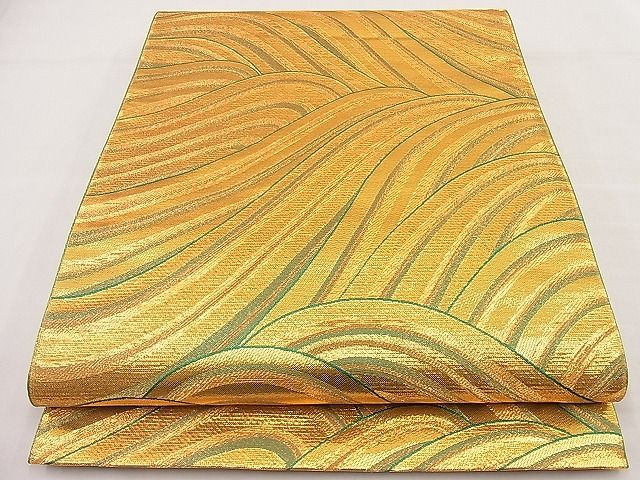 ■■■　サイズ　■■■ 長さ 448cm 幅 31.5cm程 ■■■　商品詳細　■■■ 【正絹・芯なし】 状態は締めてはおりますが 特に目立ったシミ汚れなどもなく大変良い状態です。 大変上質な逸品になります。 お安く出品致しますので、是非この機会にいかがでしょうか？ ■■■　注意事項　■■■ ■モニター発色の具合により色合いが異なる場合がございます。 ■寸法は多少の誤差が生じる場合がございますのでご了承ください。 ■縫込みの長さが左右非対称の場合は短い部分を記載しております。 左右非対称であってもご返品・お値引き等の保証は出来かねますので、ご了承の上ご購入をお願い致します。 ■シミ等のチェックには注意を払っておりますが、見落としがある場合もございますし、個人の見解も様々ですので神経質な方のご購入はお控えください。 ■箪笥に入っておりました着物や帯なので畳みシワや匂いがあるものもございます。 ■お休みは基本的に土日祝となりますが、その他臨時でお休みする場合がございますのでご了承ください。 ■商品の発送は平日のみの発送となります。 ■夜間と土曜、日曜日はお問い合わせの回答が遅れる場合がございます。 ■当店では、お直し、紋入れ、お手入れ等は承っておりません。 ■生地の状態（ヤケ、経年劣化等）によってはサイズ直しが出来ない場合がございます。 その点もどうかご了承のうえ、ご購入をお願いいたします。 ■弊社で取り扱う商品は一点ものにつき、時期や在庫状況に応じて金額が変更となる場合がございます。 ■検針は行っておりません。予めご了承いただきますようお願いいたします。 ■【洗える着物】と記載のある商品におきましては、商品お届け後に洗濯を行ってしまってからのご返品にはご対応しかねます。 念の為、専門店でのお手入れをお願いいたします。 ■着物のサイズ目安は下記を参考ください↓ ＜女性着物＞　お端折り次第で＋5cm　−1cmが着用可能サイズ 　例）身丈170cmの場合、身長160cm〜175cm ＜男性着物＞　身丈＋約25cm〜27cm程が適応身長 　例）身丈155cmの場合、身長180〜182cm