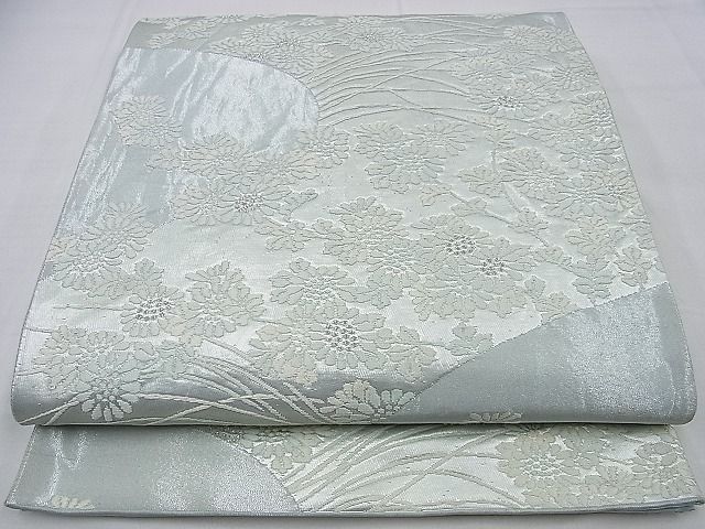 ■■■　サイズ　■■■ 長さ 412cm 幅 29.5cm程 ■■■　商品詳細　■■■ 【正絹・芯なし】 状態は接写画像のように 表地所々に若干の薄い汚れがございます。 大変上質な逸品になりますので 気になる方はお手入れをされてお召しになられてはいかがでしょうか。 お安く出品致しますので、是非この機会にいかがでしょうか？ ※若干着用シワがございます。 ■■■　注意事項　■■■ ■モニター発色の具合により色合いが異なる場合がございます。 ■寸法は多少の誤差が生じる場合がございますのでご了承ください。 ■縫込みの長さが左右非対称の場合は短い部分を記載しております。 左右非対称であってもご返品・お値引き等の保証は出来かねますので、ご了承の上ご購入をお願い致します。 ■シミ等のチェックには注意を払っておりますが、見落としがある場合もございますし、個人の見解も様々ですので神経質な方のご購入はお控えください。 ■箪笥に入っておりました着物や帯なので畳みシワや匂いがあるものもございます。 ■お休みは基本的に土日祝となりますが、その他臨時でお休みする場合がございますのでご了承ください。 ■商品の発送は平日のみの発送となります。 ■夜間と土曜、日曜日はお問い合わせの回答が遅れる場合がございます。 ■当店では、お直し、紋入れ、お手入れ等は承っておりません。 ■生地の状態（ヤケ、経年劣化等）によってはサイズ直しが出来ない場合がございます。 その点もどうかご了承のうえ、ご購入をお願いいたします。 ■弊社で取り扱う商品は一点ものにつき、時期や在庫状況に応じて金額が変更となる場合がございます。 ■検針は行っておりません。予めご了承いただきますようお願いいたします。 ■【洗える着物】と記載のある商品におきましては、商品お届け後に洗濯を行ってしまってからのご返品にはご対応しかねます。 念の為、専門店でのお手入れをお願いいたします。 ■着物のサイズ目安は下記を参考ください↓ ＜女性着物＞　お端折り次第で＋5cm　−1cmが着用可能サイズ 　例）身丈170cmの場合、身長160cm〜175cm ＜男性着物＞　身丈＋約25cm〜27cm程が適応身長 　例）身丈155cmの場合、身長180〜182cm