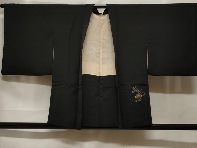 ■■■　サイズ　■■■ 身丈 77cm（肩から） 裄丈 63cm 袖丈 48cm　縫込み 4cm 袖幅 33cm 前幅 17.5cm 後幅 30cm 裄 お袖側 約2cm　身頃側 約3cm ■■■　商品詳細　■■■ 【正絹】 状態は接写画像のように羽裏にシミがございますが その他特に目立ったシミ汚れなどもなく大変良い状態です。 大変上質な逸品になります。 お安く出品致しますので、是非この機会にいかがでしょうか？ ■■■　注意事項　■■■ ■モニター発色の具合により色合いが異なる場合がございます。 ■寸法は多少の誤差が生じる場合がございますのでご了承ください。 ■縫込みの長さが左右非対称の場合は短い部分を記載しております。 左右非対称であってもご返品・お値引き等の保証は出来かねますので、ご了承の上ご購入をお願い致します。 ■シミ等のチェックには注意を払っておりますが、見落としがある場合もございますし、個人の見解も様々ですので神経質な方のご購入はお控えください。 ■箪笥に入っておりました着物や帯なので畳みシワや匂いがあるものもございます。 ■お休みは基本的に土日祝となりますが、その他臨時でお休みする場合がございますのでご了承ください。 ■商品の発送は平日のみの発送となります。 ■夜間と土曜、日曜日はお問い合わせの回答が遅れる場合がございます。 ■当店では、お直し、紋入れ、お手入れ等は承っておりません。 ■生地の状態（ヤケ、経年劣化等）によってはサイズ直しが出来ない場合がございます。 その点もどうかご了承のうえ、ご購入をお願いいたします。 ■弊社で取り扱う商品は一点ものにつき、時期や在庫状況に応じて金額が変更となる場合がございます。 ■検針は行っておりません。予めご了承いただきますようお願いいたします。 ■【洗える着物】と記載のある商品におきましては、商品お届け後に洗濯を行ってしまってからのご返品にはご対応しかねます。 念の為、専門店でのお手入れをお願いいたします。 ■着物のサイズ目安は下記を参考ください↓ ＜女性着物＞　お端折り次第で＋5cm　−1cmが着用可能サイズ 　例）身丈170cmの場合、身長160cm〜175cm ＜男性着物＞　身丈＋約25cm〜27cm程が適応身長 　例）身丈155cmの場合、身長180〜182cm