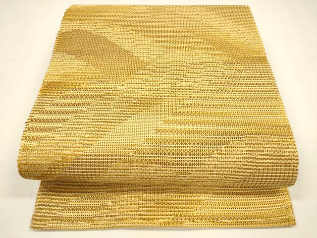 ■■■　サイズ　■■■ 長さ 361.5cm 幅 30.5cm程 ■■■　商品詳細　■■■ 【正絹】 状態は締めてはおりますが 特に目立ったシミ汚れなどもなく大変良い状態です。 大変上質な逸品になります。 お安く出品致しますので、是非この機会にいかがでしょうか？ ※若干着用シワがございます。 ■■■　注意事項　■■■ ■モニター発色の具合により色合いが異なる場合がございます。 ■寸法は多少の誤差が生じる場合がございますのでご了承ください。 ■縫込みの長さが左右非対称の場合は短い部分を記載しております。 左右非対称であってもご返品・お値引き等の保証は出来かねますので、ご了承の上ご購入をお願い致します。 ■シミ等のチェックには注意を払っておりますが、見落としがある場合もございますし、個人の見解も様々ですので神経質な方のご購入はお控えください。 ■箪笥に入っておりました着物や帯なので畳みシワや匂いがあるものもございます。 ■お休みは基本的に土日祝となりますが、その他臨時でお休みする場合がございますのでご了承ください。 ■商品の発送は平日のみの発送となります。 ■夜間と土曜、日曜日はお問い合わせの回答が遅れる場合がございます。 ■当店では、お直し、紋入れ、お手入れ等は承っておりません。 ■生地の状態（ヤケ、経年劣化等）によってはサイズ直しが出来ない場合がございます。 その点もどうかご了承のうえ、ご購入をお願いいたします。 ■弊社で取り扱う商品は一点ものにつき、時期や在庫状況に応じて金額が変更となる場合がございます。 ■検針は行っておりません。予めご了承いただきますようお願いいたします。 ■【洗える着物】と記載のある商品におきましては、商品お届け後に洗濯を行ってしまってからのご返品にはご対応しかねます。 念の為、専門店でのお手入れをお願いいたします。 ■着物のサイズ目安は下記を参考ください↓ ＜女性着物＞　お端折り次第で＋5cm　−1cmが着用可能サイズ 　例）身丈170cmの場合、身長160cm〜175cm ＜男性着物＞　身丈＋約25cm〜27cm程が適応身長 　例）身丈155cmの場合、身長180〜182cm
