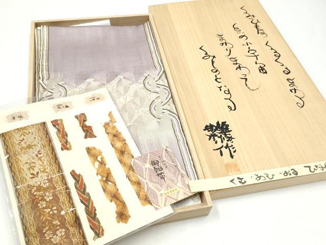 ■■■　サイズ　■■■ 長さ 444cm 幅 30.5cm程 ■■■　商品詳細　■■■ 【正絹・芯なし】 状態は締めてはおりますが 特に目立ったシミ汚れなどもなく大変良い状態です。 ひと目で別格のものとわかる独特の絹糸の煌めきと“織”の魅力。 ひなや工房を主宰する伊豆蔵明彦氏は 飛鳥・奈良時代にシルクロードより隋・唐を経て伝わった唐組の技法を 現代に復刻した意欲的な作品を作り続けています。 古今東西が融合した独自の感性が全面に発揮され、織の魅力に引きこまれます。 色糸が複雑に組み、編み、織られた見事な風格、皺になりにくく、 締めやすいひなや工房ならではの織。 繊細で美しい織によって洒落好みの作風に仕上がっております。 自由自在の曲線美、緯糸に通す盛り上がった組紐の上にも経糸が絡み合うという 複雑を極めた精巧な織は見応え十分です。 大変加工の良い逸品になります。 お安く出品致しますので、是非この機会にいかがでしょうか？ ※保管臭がございます。 ■■■　注意事項　■■■ ■モニター発色の具合により色合いが異なる場合がございます。 ■寸法は多少の誤差が生じる場合がございますのでご了承ください。 ■縫込みの長さが左右非対称の場合は短い部分を記載しております。 左右非対称であってもご返品・お値引き等の保証は出来かねますので、ご了承の上ご購入をお願い致します。 ■シミ等のチェックには注意を払っておりますが、見落としがある場合もございますし、個人の見解も様々ですので神経質な方のご購入はお控えください。 ■箪笥に入っておりました着物や帯なので畳みシワや匂いがあるものもございます。 ■お休みは基本的に土日祝となりますが、その他臨時でお休みする場合がございますのでご了承ください。 ■商品の発送は平日のみの発送となります。 ■夜間と土曜、日曜日はお問い合わせの回答が遅れる場合がございます。 ■当店では、お直し、紋入れ、お手入れ等は承っておりません。 ■生地の状態（ヤケ、経年劣化等）によってはサイズ直しが出来ない場合がございます。 その点もどうかご了承のうえ、ご購入をお願いいたします。 ■弊社で取り扱う商品は一点ものにつき、時期や在庫状況に応じて金額が変更となる場合がございます。 ■検針は行っておりません。予めご了承いただきますようお願いいたします。 ■【洗える着物】と記載のある商品におきましては、商品お届け後に洗濯を行ってしまってからのご返品にはご対応しかねます。 念の為、専門店でのお手入れをお願いいたします。 ■写真に写っている物が全てになります。それ以外の付属品はございませんのでご了承ください。 ■状態に関する写真につきましては、掲載可能な写真枚数に限りがあるため、各箇所につき1枚参考画像を掲載しております。 ■着物のサイズ目安は下記を参考ください↓ ＜女性着物＞　お端折り次第で＋5cm　－1cmが着用可能サイズ 　例）身丈170cmの場合、身長160cm～175cm ＜男性着物＞　身丈＋約25cm～27cm程が適応身長 　例）身丈155cmの場合、身長180～182cm