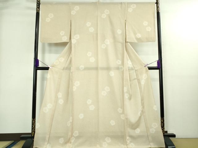 ■■■　サイズ　■■■ 身丈 167cm（肩から） 裄丈 67cm 袖丈 47cm 縫込み 5.5cm 袖幅 34.5cm 前幅 26cm 後幅 31cm 着物縫いこみ 内揚げ 6cm 裄 お袖側 約 1cm　身頃側 約 1.5cm ■■■　商品詳細　■■■ 【正絹】 状態は特に目立ったシミ汚れなどもなく大変良い状態です。 大変上質な極上の逸品になります。 お安く出品致しますので、是非この機会にいかがでしょうか？ ■■■　注意事項　■■■ ■モニター発色の具合により色合いが異なる場合がございます。 ■寸法は多少の誤差が生じる場合がございますのでご了承ください。 ■縫込みの長さが左右非対称の場合は短い部分を記載しております。 左右非対称であってもご返品・お値引き等の保証は出来かねますので、ご了承の上ご購入をお願い致します。 ■シミ等のチェックには注意を払っておりますが、見落としがある場合もございますし、個人の見解も様々ですので神経質な方のご購入はお控えください。 ■箪笥に入っておりました着物や帯なので畳みシワや匂いがあるものもございます。 ■お休みは基本的に土日祝となりますが、その他臨時でお休みする場合がございますのでご了承ください。 ■商品の発送は平日のみの発送となります。 ■夜間と土曜、日曜日はお問い合わせの回答が遅れる場合がございます。 ■当店では、お直し、紋入れ、お手入れ等は承っておりません。 ■生地の状態（ヤケ、経年劣化等）によってはサイズ直しが出来ない場合がございます。 その点もどうかご了承のうえ、ご購入をお願いいたします。 ■弊社で取り扱う商品は一点ものにつき、時期や在庫状況に応じて金額が変更となる場合がございます。 ■検針は行っておりません。予めご了承いただきますようお願いいたします。 ■【洗える着物】と記載のある商品におきましては、商品お届け後に洗濯を行ってしまってからのご返品にはご対応しかねます。 念の為、専門店でのお手入れをお願いいたします。 ■着物のサイズ目安は下記を参考ください↓ ＜女性着物＞　お端折り次第で＋5?　−10?が着用可能サイズ 　例）身丈170?の場合、身長160?〜175? ＜男性着物＞　身丈＋約25?〜27?程が適応身長 　例）身丈155?の場合、身長180〜182?