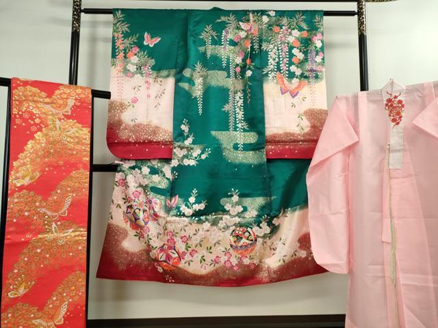 ■■■　サイズ　■■■ 【祝着】 身丈 133.5cm（肩から） 裄丈 51.5cm（肩上げ　2.5cm） 袖丈 74.5cm　縫込み 4cm 袖幅 31.5cm 前幅 18.5cm 後幅 25cm 着物縫いこみ 内揚げ0cm （腰上げ　0cm） 裄 お袖側 約3.5cm　身頃側 約2cm 【襦袢】 身丈 101.5cm（肩から） 裄丈 48.5cm（肩上げ　3cm） 袖丈 73.5cm　縫込み 0cm 袖幅 30.5cm 前幅 20cm 後幅 24.5cm 着物縫いこみ 内揚げ 0cm （腰上げ　0cm） 裄 お袖側 約5cm　身頃側 約0cm 【帯】 長さ384cm　幅 26.5cm程 ■■■　商品詳細　■■■ 【祝着のみ正絹・襦袢・化繊:単衣・半衿刺繍・帯:化繊】 祝着の状態は特に目立ったシミ汚れなどもなく大変良い状態です。 襦袢の状態は接写画像のように 衿に若干の汚れがございますが その他特に目立ったシミ汚れなどもなく大変良い状態です。 帯の状態は締めてはおりますが 特に目立ったシミ汚れなどもなく大変良い状態です。 大変上質な極上の逸品になります。 お安く出品致しますので、是非この機会にいかがでしょうか？ ■■■　注意事項　■■■ ■モニター発色の具合により色合いが異なる場合がございます。 ■寸法は多少の誤差が生じる場合がございますのでご了承ください。 ■縫込みの長さが左右非対称の場合は短い部分を記載しております。 左右非対称であってもご返品・お値引き等の保証は出来かねますので、ご了承の上ご購入をお願い致します。 ■シミ等のチェックには注意を払っておりますが、見落としがある場合もございますし、個人の見解も様々ですので神経質な方のご購入はお控えください。 ■箪笥に入っておりました着物や帯なので畳みシワや匂いがあるものもございます。 ■お休みは基本的に土日祝となりますが、その他臨時でお休みする場合がございますのでご了承ください。 ■商品の発送は平日のみの発送となります。 ■夜間と土曜、日曜日はお問い合わせの回答が遅れる場合がございます。 ■当店では、お直し、紋入れ、お手入れ等は承っておりません。 ■生地の状態（ヤケ、経年劣化等）によってはサイズ直しが出来ない場合がございます。 その点もどうかご了承のうえ、ご購入をお願いいたします。 ■弊社で取り扱う商品は一点ものにつき、時期や在庫状況に応じて金額が変更となる場合がございます。 ■検針は行っておりません。予めご了承いただきますようお願いいたします。 ■【洗える着物】と記載のある商品におきましては、商品お届け後に洗濯を行ってしまってからのご返品にはご対応しかねます。 念の為、専門店でのお手入れをお願いいたします。 ■着物のサイズ目安は下記を参考ください↓ ＜女性着物＞　お端折り次第で＋5?　−10?が着用可能サイズ 　例）身丈170?の場合、身長160?〜175? ＜男性着物＞　身丈＋約25?〜27?程が適応身長 　例）身丈155?の場合、身長180〜182?