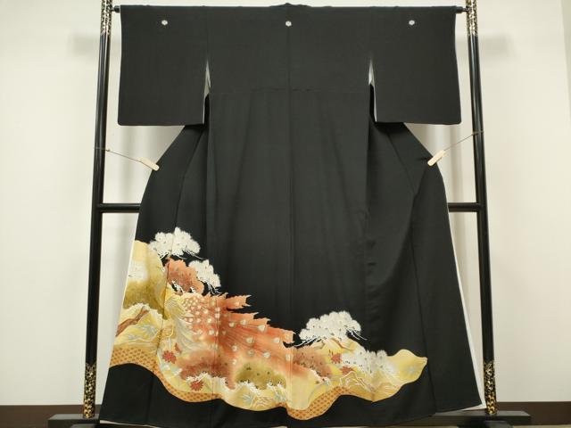 ■■■　サイズ　■■■ 身丈 157cm（肩から） 裄丈 63cm 袖丈 48cm　縫込み 3.5cm 袖幅 31.5cm 前幅 23cm 後幅 30cm 着物縫いこみ 内揚げ 0cm 裄 お袖側 約1.5cm　身頃側 約1cm ■■■　商品詳細　■■■ 【正絹・五つ紋・比翼仕立て】 状態は画像を添付しておりますので、そちらをご確認下さいますよう宜しくお願い致します。 大変上質な逸品になります。 お安く出品致しますので、是非この機会にいかがでしょうか？ ■■■　注意事項　■■■ ■モニター発色の具合により色合いが異なる場合がございます。 ■寸法は多少の誤差が生じる場合がございますのでご了承ください。 ■縫込みの長さが左右非対称の場合は短い部分を記載しております。 左右非対称であってもご返品・お値引き等の保証は出来かねますので、ご了承の上ご購入をお願い致します。 ■シミ等のチェックには注意を払っておりますが、見落としがある場合もございますし、個人の見解も様々ですので神経質な方のご購入はお控えください。 ■箪笥に入っておりました着物や帯なので畳みシワや匂いがあるものもございます。 ■お休みは基本的に土日祝となりますが、その他臨時でお休みする場合がございますのでご了承ください。 ■商品の発送は平日のみの発送となります。 ■夜間と土曜、日曜日はお問い合わせの回答が遅れる場合がございます。 ■当店では、お直し、紋入れ、お手入れ等は承っておりません。 ■生地の状態（ヤケ、経年劣化等）によってはサイズ直しが出来ない場合がございます。 その点もどうかご了承のうえ、ご購入をお願いいたします。 ■弊社で取り扱う商品は一点ものにつき、時期や在庫状況に応じて金額が変更となる場合がございます。 ■検針は行っておりません。予めご了承いただきますようお願いいたします。 ■【洗える着物】と記載のある商品におきましては、商品お届け後に洗濯を行ってしまってからのご返品にはご対応しかねます。 念の為、専門店でのお手入れをお願いいたします。 ■写真に写っている物が全てになります。それ以外の付属品はございませんのでご了承ください。 ■着物のサイズ目安は下記を参考ください↓ ＜女性着物＞　お端折り次第で＋5cm　－1cmが着用可能サイズ 　例）身丈170cmの場合、身長160cm～175cm ＜男性着物＞　身丈＋約25cm～27cm程が適応身長 　例）身丈155cmの場合、身長180～182cm