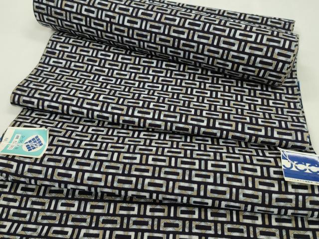 ■■■　サイズ　■■■ 長さ　　着尺分あり 幅　　　約35.5cm ■■■　商品詳細　■■■ 【綿・未使用】 状態は特に目立ったシミ汚れなどもなく大変良い状態です。 大変上質な逸品になります。 お安く出品致しますので、是非この機会にいかがでしょうか？ ※保管臭がございます。 ■■■　注意事項　■■■ ■モニター発色の具合により色合いが異なる場合がございます。 ■寸法は多少の誤差が生じる場合がございますのでご了承ください。 ■縫込みの長さが左右非対称の場合は短い部分を記載しております。 左右非対称であってもご返品・お値引き等の保証は出来かねますので、ご了承の上ご購入をお願い致します。 ■シミ等のチェックには注意を払っておりますが、見落としがある場合もございますし、個人の見解も様々ですので神経質な方のご購入はお控えください。 ■箪笥に入っておりました着物や帯なので畳みシワや匂いがあるものもございます。 ■お休みは基本的に土日祝となりますが、その他臨時でお休みする場合がございますのでご了承ください。 ■商品の発送は平日のみの発送となります。 ■夜間と土曜、日曜日はお問い合わせの回答が遅れる場合がございます。 ■当店では、お直し、紋入れ、お手入れ等は承っておりません。 ■生地の状態（ヤケ、経年劣化等）によってはサイズ直しが出来ない場合がございます。 その点もどうかご了承のうえ、ご購入をお願いいたします。 ■弊社で取り扱う商品は一点ものにつき、時期や在庫状況に応じて金額が変更となる場合がございます。 ■検針は行っておりません。予めご了承いただきますようお願いいたします。 ■【洗える着物】と記載のある商品におきましては、商品お届け後に洗濯を行ってしまってからのご返品にはご対応しかねます。 念の為、専門店でのお手入れをお願いいたします。 ■写真に写っている物が全てになります。それ以外の付属品はございませんのでご了承ください。 ■状態に関する写真につきましては、掲載可能な写真枚数に限りがあるため、各箇所につき1枚参考画像を掲載しております。 ■着物のサイズ目安は下記を参考ください↓ ＜女性着物＞　お端折り次第で＋5cm　−1cmが着用可能サイズ 　例）身丈170cmの場合、身長160cm〜175cm ＜男性着物＞　身丈＋約25cm〜27cm程が適応身長 　例）身丈155cmの場合、身長180〜182cm