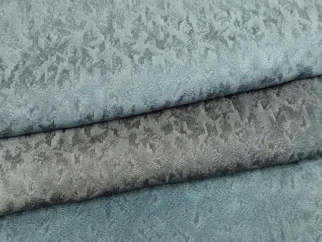 ■■■　サイズ　■■■ 身丈 145.5cm（肩から） 裄丈 67.5cm 袖丈 51.5cm　縫込み 2.5cm 袖幅 34.5cm 前幅 27.5cm 後幅 30.5cm 着物縫いこみ 内揚げ 8cm 裄 お袖側 約1.5cm　身頃側 約1.5cm ■■■　商品詳細　■■■ 【正絹】 状態は特に目立ったシミ汚れなどもなく大変良い状態です。 大変上質な逸品になります。 お安く出品致しますので、是非この機会にいかがでしょうか？ ■■■　注意事項　■■■ ■モニター発色の具合により色合いが異なる場合がございます。 ■寸法は多少の誤差が生じる場合がございますのでご了承ください。 ■縫込みの長さが左右非対称の場合は短い部分を記載しております。 左右非対称であってもご返品・お値引き等の保証は出来かねますので、ご了承の上ご購入をお願い致します。 ■シミ等のチェックには注意を払っておりますが、見落としがある場合もございますし、個人の見解も様々ですので神経質な方のご購入はお控えください。 ■箪笥に入っておりました着物や帯なので畳みシワや匂いがあるものもございます。 ■お休みは基本的に土日祝となりますが、その他臨時でお休みする場合がございますのでご了承ください。 ■商品の発送は平日のみの発送となります。 ■夜間と土曜、日曜日はお問い合わせの回答が遅れる場合がございます。 ■当店では、お直し、紋入れ、お手入れ等は承っておりません。 ■生地の状態（ヤケ、経年劣化等）によってはサイズ直しが出来ない場合がございます。 その点もどうかご了承のうえ、ご購入をお願いいたします。 ■弊社で取り扱う商品は一点ものにつき、時期や在庫状況に応じて金額が変更となる場合がございます。 ■検針は行っておりません。予めご了承いただきますようお願いいたします。 ■【洗える着物】と記載のある商品におきましては、商品お届け後に洗濯を行ってしまってからのご返品にはご対応しかねます。 念の為、専門店でのお手入れをお願いいたします。 ■写真に写っている物が全てになります。それ以外の付属品はございませんのでご了承ください。 ■状態に関する写真につきましては、掲載可能な写真枚数に限りがあるため、各箇所につき1枚参考画像を掲載しております。 ■着物のサイズ目安は下記を参考ください↓ ＜女性着物＞　お端折り次第で＋5cm　－1cmが着用可能サイズ 　例）身丈170cmの場合、身長160cm～175cm ＜男性着物＞　身丈＋約25cm～27cm程が適応身長 　例）身丈155cmの場合、身長180～182cm
