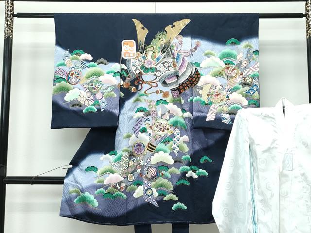 ■■■　サイズ　■■■ 【祝着】 身丈 98cm（肩から） 裄丈 47cm 袖丈 56cm 袖幅 31cm 前幅 15cm 後幅 16.5cm 裄 お袖側 約1.5cm　身頃側 約 1.5cm 【長襦袢(中衣)】 身丈 95cm（肩から） 裄丈 46cm 袖丈 56cm 袖幅 30cm 前幅 14cm 後幅 16cm 裄 お袖側 約2cm　身頃側 約 1cm ■■■　商品詳細　■■■ 祝着【表：絹・胴裏：化繊・未使用】の状態は 特に目立ったシミ汚れなどもなく大変良い状態です。 長襦袢【袷・化繊・未使用】の状態は 特に目立ったシミ汚れなどもなく大変良い状態です。 大変上質な極上の逸品になります。 お安く出品致しますので、是非この機会にいかがでしょうか？ ■■■　注意事項　■■■ ■モニター発色の具合により色合いが異なる場合がございます。 ■寸法は多少の誤差が生じる場合がございますのでご了承ください。 ■縫込みの長さが左右非対称の場合は短い部分を記載しております。 左右非対称であってもご返品・お値引き等の保証は出来かねますので、ご了承の上ご購入をお願い致します。 ■シミ等のチェックには注意を払っておりますが、見落としがある場合もございますし、個人の見解も様々ですので神経質な方のご購入はお控えください。 ■箪笥に入っておりました着物や帯なので畳みシワや匂いがあるものもございます。 ■お休みは基本的に土日祝となりますが、その他臨時でお休みする場合がございますのでご了承ください。 ■商品の発送は平日のみの発送となります。 ■夜間と土曜、日曜日はお問い合わせの回答が遅れる場合がございます。 ■当店では、お直し、紋入れ、お手入れ等は承っておりません。 ■生地の状態（ヤケ、経年劣化等）によってはサイズ直しが出来ない場合がございます。 その点もどうかご了承のうえ、ご購入をお願いいたします。 ■弊社で取り扱う商品は一点ものにつき、時期や在庫状況に応じて金額が変更となる場合がございます。 ■検針は行っておりません。予めご了承いただきますようお願いいたします。 ■【洗える着物】と記載のある商品におきましては、商品お届け後に洗濯を行ってしまってからのご返品にはご対応しかねます。 念の為、専門店でのお手入れをお願いいたします。 ■着物のサイズ目安は下記を参考ください↓ ＜女性着物＞　お端折り次第で＋5?　−10?が着用可能サイズ 　例）身丈170?の場合、身長160?〜175? ＜男性着物＞　身丈＋約25?〜27?程が適応身長 　例）身丈155?の場合、身長180〜182?