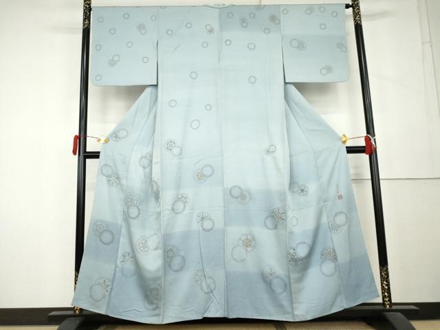 ■■■　サイズ　■■■ 身丈 156cm（肩から） 裄丈 65cm 袖丈 45.5cm　縫込み 9.5cm 袖幅 34cm 前幅 24.5cm 後幅 31cm 着物縫いこみ 内揚げ 8cm 裄 お袖側 約2cm　身頃側 約3.5cm ■■■　商品詳細　■■■ 【正絹】 状態は接写画像のように表地所々にヤケ、表地所々にアクがございます。 福田喜重は、日本で唯一の「刺繍」の人間国宝/重要無形文化財保持者です。 父である刺繍家“福田喜三郎”に師事し本格的伝統技法を習得。 染めの作品も手がけ、 その時に父の名前「福田喜三郎」を落款に入れる事がございます。 大変上質な逸品になりますのでぜひお手入れをされてお召しになられてはいかがでしょうか。 お安く出品致しますので、是非この機会にいかがでしょうか？ ■■■　注意事項　■■■ ■モニター発色の具合により色合いが異なる場合がございます。 ■寸法は多少の誤差が生じる場合がございますのでご了承ください。 ■縫込みの長さが左右非対称の場合は短い部分を記載しております。 左右非対称であってもご返品・お値引き等の保証は出来かねますので、ご了承の上ご購入をお願い致します。 ■シミ等のチェックには注意を払っておりますが、見落としがある場合もございますし、個人の見解も様々ですので神経質な方のご購入はお控えください。 ■箪笥に入っておりました着物や帯なので畳みシワや匂いがあるものもございます。 ■お休みは基本的に土日祝となりますが、その他臨時でお休みする場合がございますのでご了承ください。 ■商品の発送は平日のみの発送となります。 ■夜間と土曜、日曜日はお問い合わせの回答が遅れる場合がございます。 ■当店では、お直し、紋入れ、お手入れ等は承っておりません。 ■生地の状態（ヤケ、経年劣化等）によってはサイズ直しが出来ない場合がございます。 その点もどうかご了承のうえ、ご購入をお願いいたします。 ■弊社で取り扱う商品は一点ものにつき、時期や在庫状況に応じて金額が変更となる場合がございます。 ■検針は行っておりません。予めご了承いただきますようお願いいたします。 ■【洗える着物】と記載のある商品におきましては、商品お届け後に洗濯を行ってしまってからのご返品にはご対応しかねます。 念の為、専門店でのお手入れをお願いいたします。 ■写真に写っている物が全てになります。それ以外の付属品はございませんのでご了承ください。 ■状態に関する写真につきましては、掲載可能な写真枚数に限りがあるため、各箇所につき1枚参考画像を掲載しております。 ■着物のサイズ目安は下記を参考ください↓ ＜女性着物＞　お端折り次第で＋5cm　－1cmが着用可能サイズ 　例）身丈170cmの場合、身長160cm～175cm ＜男性着物＞　身丈＋約25cm～27cm程が適応身長 　例）身丈155cmの場合、身長180～182cm