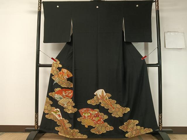 ■■■　サイズ　■■■ 身丈 160cm（肩から） 裄丈 65.5cm 袖丈 51.5cm　縫込み 5cm 袖幅 33cm 前幅 23.5cm 後幅 29.5cm 着物縫いこみ 内揚げ 3cm 裄 お袖側 約2.5cm　身頃側 約3cm ■■■　商品詳細　■■■ 【正絹・五つ紋・比翼仕立て】 状態は画像を添付しておりますので、そちらをご確認下さいますよう宜しくお願い致します。 大変上質な逸品になります。 お安く出品致しますので、是非この機会にいかがでしょうか？ ■■■　注意事項　■■■ ■モニター発色の具合により色合いが異なる場合がございます。 ■寸法は多少の誤差が生じる場合がございますのでご了承ください。 ■縫込みの長さが左右非対称の場合は短い部分を記載しております。 左右非対称であってもご返品・お値引き等の保証は出来かねますので、ご了承の上ご購入をお願い致します。 ■シミ等のチェックには注意を払っておりますが、見落としがある場合もございますし、個人の見解も様々ですので神経質な方のご購入はお控えください。 ■箪笥に入っておりました着物や帯なので畳みシワや匂いがあるものもございます。 ■お休みは基本的に土日祝となりますが、その他臨時でお休みする場合がございますのでご了承ください。 ■商品の発送は平日のみの発送となります。 ■夜間と土曜、日曜日はお問い合わせの回答が遅れる場合がございます。 ■当店では、お直し、紋入れ、お手入れ等は承っておりません。 ■生地の状態（ヤケ、経年劣化等）によってはサイズ直しが出来ない場合がございます。 その点もどうかご了承のうえ、ご購入をお願いいたします。 ■弊社で取り扱う商品は一点ものにつき、時期や在庫状況に応じて金額が変更となる場合がございます。 ■検針は行っておりません。予めご了承いただきますようお願いいたします。 ■【洗える着物】と記載のある商品におきましては、商品お届け後に洗濯を行ってしまってからのご返品にはご対応しかねます。 念の為、専門店でのお手入れをお願いいたします。 ■着物のサイズ目安は下記を参考ください↓ ＜女性着物＞　お端折り次第で＋5cm　−1cmが着用可能サイズ 　例）身丈170cmの場合、身長160cm〜175cm ＜男性着物＞　身丈＋約25cm〜27cm程が適応身長 　例）身丈155cmの場合、身長180〜182cm