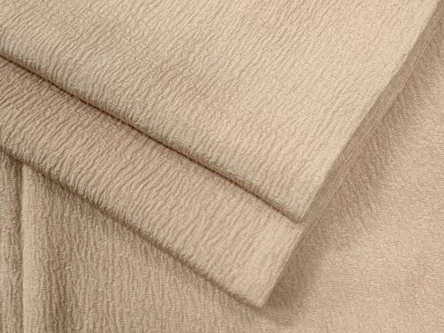 ■■■　サイズ　■■■ 身丈 164cm（肩から） 裄丈 64cm 袖丈 49cm　縫込み 6cm 袖幅 32cm 前幅 23cm 後幅 30.5cm 着物縫いこみ 内揚げ 7cm 裄 お袖側 約4cm　身頃側 約3cm ■■■　商品詳細　■■■ 【正絹・紋無し】 状態は接写画像のように上前・右袖に薄い汚れがございますが その他特に目立ったシミ汚れなどもなく大変良い状態です。 大変上質な逸品になります。 お安く出品致しますので、是非この機会にいかがでしょうか？ ■■■　注意事項　■■■ ■モニター発色の具合により色合いが異なる場合がございます。 ■寸法は多少の誤差が生じる場合がございますのでご了承ください。 ■縫込みの長さが左右非対称の場合は短い部分を記載しております。 左右非対称であってもご返品・お値引き等の保証は出来かねますので、ご了承の上ご購入をお願い致します。 ■シミ等のチェックには注意を払っておりますが、見落としがある場合もございますし、個人の見解も様々ですので神経質な方のご購入はお控えください。 ■箪笥に入っておりました着物や帯なので畳みシワや匂いがあるものもございます。 ■お休みは基本的に土日祝となりますが、その他臨時でお休みする場合がございますのでご了承ください。 ■商品の発送は平日のみの発送となります。 ■夜間と土曜、日曜日はお問い合わせの回答が遅れる場合がございます。 ■当店では、お直し、紋入れ、お手入れ等は承っておりません。 ■生地の状態（ヤケ、経年劣化等）によってはサイズ直しが出来ない場合がございます。 その点もどうかご了承のうえ、ご購入をお願いいたします。 ■弊社で取り扱う商品は一点ものにつき、時期や在庫状況に応じて金額が変更となる場合がございます。 ■検針は行っておりません。予めご了承いただきますようお願いいたします。 ■【洗える着物】と記載のある商品におきましては、商品お届け後に洗濯を行ってしまってからのご返品にはご対応しかねます。 念の為、専門店でのお手入れをお願いいたします。 ■着物のサイズ目安は下記を参考ください↓ ＜女性着物＞　お端折り次第で＋5cm　−1cmが着用可能サイズ 　例）身丈170cmの場合、身長160cm〜175cm ＜男性着物＞　身丈＋約25cm〜27cm程が適応身長 　例）身丈155cmの場合、身長180〜182cm