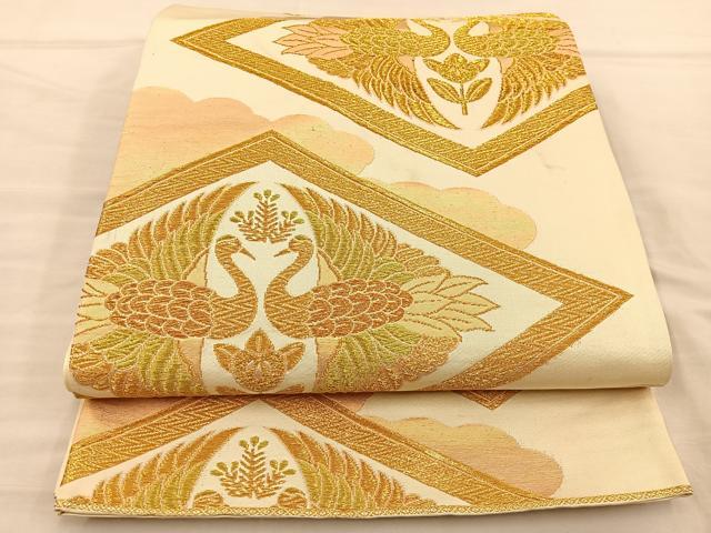 ■■■　サイズ　■■■ 長さ 414cm 幅 30cm程 ■■■　商品詳細　■■■ 【正絹・芯なし】 詳細に関しましては、画像をご確認ください。 大変上質な逸品になります。 お安く出品致しますので、是非この機会にいかがでしょうか？ ■■■　注意事項　■■■ ■モニター発色の具合により色合いが異なる場合がございます。 ■寸法は多少の誤差が生じる場合がございますのでご了承ください。 ■縫込みの長さが左右非対称の場合は短い部分を記載しております。 左右非対称であってもご返品・お値引き等の保証は出来かねますので、ご了承の上ご購入をお願い致します。 ■シミ等のチェックには注意を払っておりますが、見落としがある場合もございますし、個人の見解も様々ですので神経質な方のご購入はお控えください。 ■箪笥に入っておりました着物や帯なので畳みシワや匂いがあるものもございます。 ■お休みは基本的に土日祝となりますが、その他臨時でお休みする場合がございますのでご了承ください。 ■商品の発送は平日のみの発送となります。 ■夜間と土曜、日曜日はお問い合わせの回答が遅れる場合がございます。 ■当店では、お直し、紋入れ、お手入れ等は承っておりません。 ■生地の状態（ヤケ、経年劣化等）によってはサイズ直しが出来ない場合がございます。 その点もどうかご了承のうえ、ご購入をお願いいたします。 ■弊社で取り扱う商品は一点ものにつき、時期や在庫状況に応じて金額が変更となる場合がございます。 ■検針は行っておりません。予めご了承いただきますようお願いいたします。 ■【洗える着物】と記載のある商品におきましては、商品お届け後に洗濯を行ってしまってからのご返品にはご対応しかねます。 念の為、専門店でのお手入れをお願いいたします。 ■着物のサイズ目安は下記を参考ください↓ ＜女性着物＞　お端折り次第で＋5cm　−1cmが着用可能サイズ 　例）身丈170cmの場合、身長160cm〜175cm ＜男性着物＞　身丈＋約25cm〜27cm程が適応身長 　例）身丈155cmの場合、身長180〜182cm