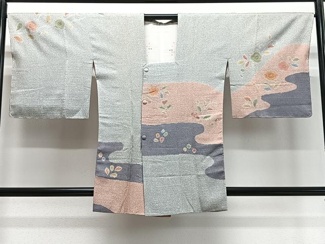 ■■■　サイズ　■■■ 身丈 86cm（肩から） 裄丈 66.5cm 袖丈 47cm　縫込み 7cm 袖幅 34cm 前幅 19cm 後幅 30cm 裄 お袖側 約0cm　身頃側 約1.5cm ■■■　商品詳細　■■■ 【正絹・未使用】 状態は特に目立ったシミ汚れなどもなく大変良い状態です。 大変上質な逸品になります。 お安く出品致しますので、是非この機会にいかがでしょうか？ ■■■　注意事項　■■■ ■モニター発色の具合により色合いが異なる場合がございます。 ■寸法は多少の誤差が生じる場合がございますのでご了承ください。 ■縫込みの長さが左右非対称の場合は短い部分を記載しております。 左右非対称であってもご返品・お値引き等の保証は出来かねますので、ご了承の上ご購入をお願い致します。 ■シミ等のチェックには注意を払っておりますが、見落としがある場合もございますし、個人の見解も様々ですので神経質な方のご購入はお控えください。 ■箪笥に入っておりました着物や帯なので畳みシワや匂いがあるものもございます。 ■お休みは基本的に土日祝となりますが、その他臨時でお休みする場合がございますのでご了承ください。 ■商品の発送は平日のみの発送となります。 ■夜間と土曜、日曜日はお問い合わせの回答が遅れる場合がございます。 ■当店では、お直し、紋入れ、お手入れ等は承っておりません。 ■生地の状態（ヤケ、経年劣化等）によってはサイズ直しが出来ない場合がございます。 その点もどうかご了承のうえ、ご購入をお願いいたします。 ■弊社で取り扱う商品は一点ものにつき、時期や在庫状況に応じて金額が変更となる場合がございます。 ■検針は行っておりません。予めご了承いただきますようお願いいたします。 ■【洗える着物】と記載のある商品におきましては、商品お届け後に洗濯を行ってしまってからのご返品にはご対応しかねます。 念の為、専門店でのお手入れをお願いいたします。 ■着物のサイズ目安は下記を参考ください↓ ＜女性着物＞　お端折り次第で＋5cm　−1cmが着用可能サイズ 　例）身丈170cmの場合、身長160cm〜175cm ＜男性着物＞　身丈＋約25cm〜27cm程が適応身長 　例）身丈155cmの場合、身長180〜182cm