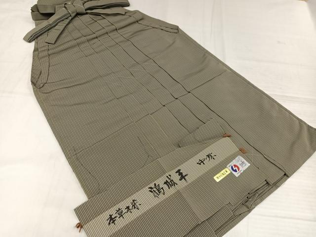 ■■■　サイズ　■■■ 紐下丈　約90cm ■■■　商品詳細　■■■ 【正絹・未使用】 状態は特に目立ったシミ汚れなどもなく大変良い状態です。 大変上質な逸品になります。 お安く出品致しますので、是非この機会にいかがでしょうか？ ■■■　注意事項　■■■ ■モニター発色の具合により色合いが異なる場合がございます。 ■寸法は多少の誤差が生じる場合がございますのでご了承ください。 ■縫込みの長さが左右非対称の場合は短い部分を記載しております。 左右非対称であってもご返品・お値引き等の保証は出来かねますので、ご了承の上ご購入をお願い致します。 ■シミ等のチェックには注意を払っておりますが、見落としがある場合もございますし、個人の見解も様々ですので神経質な方のご購入はお控えください。 ■箪笥に入っておりました着物や帯なので畳みシワや匂いがあるものもございます。 ■お休みは基本的に土日祝となりますが、その他臨時でお休みする場合がございますのでご了承ください。 ■商品の発送は平日のみの発送となります。 ■夜間と土曜、日曜日はお問い合わせの回答が遅れる場合がございます。 ■当店では、お直し、紋入れ、お手入れ等は承っておりません。 ■生地の状態（ヤケ、経年劣化等）によってはサイズ直しが出来ない場合がございます。 その点もどうかご了承のうえ、ご購入をお願いいたします。 ■弊社で取り扱う商品は一点ものにつき、時期や在庫状況に応じて金額が変更となる場合がございます。 ■検針は行っておりません。予めご了承いただきますようお願いいたします。 ■【洗える着物】と記載のある商品におきましては、商品お届け後に洗濯を行ってしまってからのご返品にはご対応しかねます。 念の為、専門店でのお手入れをお願いいたします。 ■写真に写っている物が全てになります。それ以外の付属品はございませんのでご了承ください。 ■状態に関する写真につきましては、掲載可能な写真枚数に限りがあるため、各箇所につき1枚参考画像を掲載しております。 ■着物のサイズ目安は下記を参考ください↓ ＜女性着物＞　お端折り次第で＋5cm　−1cmが着用可能サイズ 　例）身丈170cmの場合、身長160cm〜175cm ＜男性着物＞　身丈＋約25cm〜27cm程が適応身長 　例）身丈155cmの場合、身長180〜182cm