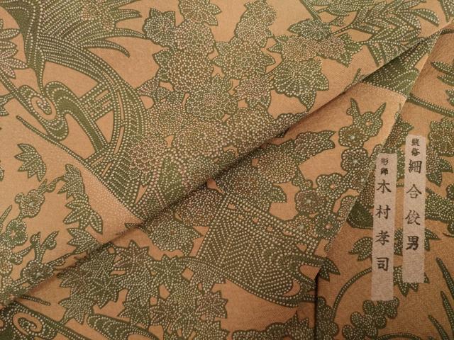 ■■■　サイズ　■■■ 身丈 169.5cm（肩から） 裄丈 64cm 袖丈 47cm　縫込み 6.5cm 袖幅 32.5cm 前幅 24cm 後幅 30.5cm 着物縫いこみ 内揚げ 4.5cm 裄 お袖側 約1cm　身頃側 約3cm ■■■　商品詳細　■■■ 【正絹】 状態は接写画像のように胴裏にホックシミがございますがその他特に目立ったシミ汚れなどもなく大変良い状態です。 文政年間、細合多朗右ヱ門創業より、 六代目として昭和5年3月、三重県鈴鹿市に生まる。 学卒後、型紙・彫刻等技術習得のため、他社に奉公。 12年間の努力を重ね修業し、家業を継ぐ。 以来30余年、伊勢型紙組合の理事として彫刻技術者の養成、 指導に当たる一方、伝統工芸品としての伊勢型に情熱を燃やし、 創作活動、手創りの良さの愛着を願い、一流染技能士により、 心を込めて染め上げた作品でございます。 大変上質な逸品になります。 お安く出品致しますので、是非この機会にいかがでしょうか？ ■■■　注意事項　■■■ ■モニター発色の具合により色合いが異なる場合がございます。 ■寸法は多少の誤差が生じる場合がございますのでご了承ください。 ■縫込みの長さが左右非対称の場合は短い部分を記載しております。 左右非対称であってもご返品・お値引き等の保証は出来かねますので、ご了承の上ご購入をお願い致します。 ■シミ等のチェックには注意を払っておりますが、見落としがある場合もございますし、個人の見解も様々ですので神経質な方のご購入はお控えください。 ■箪笥に入っておりました着物や帯なので畳みシワや匂いがあるものもございます。 ■お休みは基本的に土日祝となりますが、その他臨時でお休みする場合がございますのでご了承ください。 ■商品の発送は平日のみの発送となります。 ■夜間と土曜、日曜日はお問い合わせの回答が遅れる場合がございます。 ■当店では、お直し、紋入れ、お手入れ等は承っておりません。 ■生地の状態（ヤケ、経年劣化等）によってはサイズ直しが出来ない場合がございます。 その点もどうかご了承のうえ、ご購入をお願いいたします。 ■弊社で取り扱う商品は一点ものにつき、時期や在庫状況に応じて金額が変更となる場合がございます。 ■検針は行っておりません。予めご了承いただきますようお願いいたします。 ■【洗える着物】と記載のある商品におきましては、商品お届け後に洗濯を行ってしまってからのご返品にはご対応しかねます。 念の為、専門店でのお手入れをお願いいたします。 ■着物のサイズ目安は下記を参考ください↓ ＜女性着物＞　お端折り次第で＋5cm　−1cmが着用可能サイズ 　例）身丈170cmの場合、身長160cm〜175cm ＜男性着物＞　身丈＋約25cm〜27cm程が適応身長 　例）身丈155cmの場合、身長180〜182cm