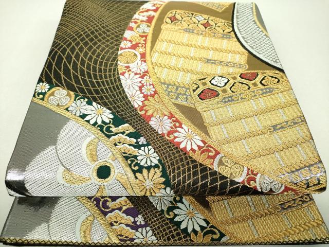 ■■■　サイズ　■■■ 長さ 424cm 幅 30.5cm程 ■■■　商品詳細　■■■ 【正絹】 状態は締めてはおりますが 特に目立ったシミ汚れなどもなく大変良い状態です。 大変上質な逸品になります。 お安く出品致しますので、是非この機会にいかがでしょうか？ ■■■　注意事項　■■■ ■モニター発色の具合により色合いが異なる場合がございます。 ■寸法は多少の誤差が生じる場合がございますのでご了承ください。 ■縫込みの長さが左右非対称の場合は短い部分を記載しております。 左右非対称であってもご返品・お値引き等の保証は出来かねますので、ご了承の上ご購入をお願い致します。 ■シミ等のチェックには注意を払っておりますが、見落としがある場合もございますし、個人の見解も様々ですので神経質な方のご購入はお控えください。 ■箪笥に入っておりました着物や帯なので畳みシワや匂いがあるものもございます。 ■お休みは基本的に土日祝となりますが、その他臨時でお休みする場合がございますのでご了承ください。 ■商品の発送は平日のみの発送となります。 ■夜間と土曜、日曜日はお問い合わせの回答が遅れる場合がございます。 ■当店では、お直し、紋入れ、お手入れ等は承っておりません。 ■生地の状態（ヤケ、経年劣化等）によってはサイズ直しが出来ない場合がございます。 その点もどうかご了承のうえ、ご購入をお願いいたします。 ■弊社で取り扱う商品は一点ものにつき、時期や在庫状況に応じて金額が変更となる場合がございます。 ■検針は行っておりません。予めご了承いただきますようお願いいたします。 ■【洗える着物】と記載のある商品におきましては、商品お届け後に洗濯を行ってしまってからのご返品にはご対応しかねます。 念の為、専門店でのお手入れをお願いいたします。 ■写真に写っている物が全てになります。それ以外の付属品はございませんのでご了承ください。 ■状態に関する写真につきましては、掲載可能な写真枚数に限りがあるため、各箇所につき1枚参考画像を掲載しております。 ■着物のサイズ目安は下記を参考ください↓ ＜女性着物＞　お端折り次第で＋5cm　－1cmが着用可能サイズ 　例）身丈170cmの場合、身長160cm～175cm ＜男性着物＞　身丈＋約25cm～27cm程が適応身長 　例）身丈155cmの場合、身長180～182cm