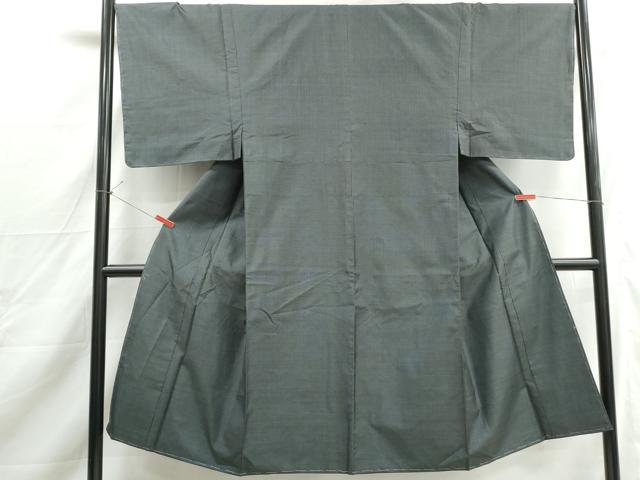 ■■■　サイズ　■■■ 身丈 133cm（肩から） 裄丈 67cm 袖丈 48cm　縫込み 5cm 袖幅 34cm 前幅 27cm 後幅 30cm 着物縫いこみ 内揚げ 9cm 裄 お袖側 約2cm　身頃側 約2cm ■■■　商品詳細　■■■ 【正絹】 状態は特に目立ったシミ汚れなどもなく大変良い状態です。 大変上質な逸品になります。 お安く出品致しますので、是非この機会にいかがでしょうか？ ■■■　注意事項　■■■ ■モニター発色の具合により色合いが異なる場合がございます。 ■寸法は多少の誤差が生じる場合がございますのでご了承ください。 ■縫込みの長さが左右非対称の場合は短い部分を記載しております。 左右非対称であってもご返品・お値引き等の保証は出来かねますので、ご了承の上ご購入をお願い致します。 ■シミ等のチェックには注意を払っておりますが、見落としがある場合もございますし、個人の見解も様々ですので神経質な方のご購入はお控えください。 ■箪笥に入っておりました着物や帯なので畳みシワや匂いがあるものもございます。 ■お休みは基本的に土日祝となりますが、その他臨時でお休みする場合がございますのでご了承ください。 ■商品の発送は平日のみの発送となります。 ■夜間と土曜、日曜日はお問い合わせの回答が遅れる場合がございます。 ■当店では、お直し、紋入れ、お手入れ等は承っておりません。 ■生地の状態（ヤケ、経年劣化等）によってはサイズ直しが出来ない場合がございます。 その点もどうかご了承のうえ、ご購入をお願いいたします。 ■弊社で取り扱う商品は一点ものにつき、時期や在庫状況に応じて金額が変更となる場合がございます。 ■検針は行っておりません。予めご了承いただきますようお願いいたします。 ■【洗える着物】と記載のある商品におきましては、商品お届け後に洗濯を行ってしまってからのご返品にはご対応しかねます。 念の為、専門店でのお手入れをお願いいたします。 ■写真に写っている物が全てになります。それ以外の付属品はございませんのでご了承ください。 ■状態に関する写真につきましては、掲載可能な写真枚数に限りがあるため、各箇所につき1枚参考画像を掲載しております。 ■着物のサイズ目安は下記を参考ください↓ ＜女性着物＞　お端折り次第で＋5cm　−1cmが着用可能サイズ 　例）身丈170cmの場合、身長160cm〜175cm ＜男性着物＞　身丈＋約25cm〜27cm程が適応身長 　例）身丈155cmの場合、身長180〜182cm