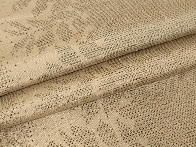 ■■■　サイズ　■■■ 身丈 151cm（肩から） 裄丈 64.5cm 袖丈 45.5cm　縫込み 6.5cm 袖幅 32.5cm 前幅 23cm 後幅 30cm 着物縫いこみ 内揚げ 9cm 裄 お袖側 約3.5cm　身頃側 約3.5cm ■■■　商品詳細　■■■ 【正絹】 状態は特に目立ったシミ汚れなどもなく大変良い状態です。 大変上質な逸品になります。 お安く出品致しますので、是非この機会にいかがでしょうか？ ■■■　注意事項　■■■ ■モニター発色の具合により色合いが異なる場合がございます。 ■寸法は多少の誤差が生じる場合がございますのでご了承ください。 ■縫込みの長さが左右非対称の場合は短い部分を記載しております。 左右非対称であってもご返品・お値引き等の保証は出来かねますので、ご了承の上ご購入をお願い致します。 ■シミ等のチェックには注意を払っておりますが、見落としがある場合もございますし、個人の見解も様々ですので神経質な方のご購入はお控えください。 ■箪笥に入っておりました着物や帯なので畳みシワや匂いがあるものもございます。 ■お休みは基本的に土日祝となりますが、その他臨時でお休みする場合がございますのでご了承ください。 ■商品の発送は平日のみの発送となります。 ■夜間と土曜、日曜日はお問い合わせの回答が遅れる場合がございます。 ■当店では、お直し、紋入れ、お手入れ等は承っておりません。 ■生地の状態（ヤケ、経年劣化等）によってはサイズ直しが出来ない場合がございます。 その点もどうかご了承のうえ、ご購入をお願いいたします。 ■弊社で取り扱う商品は一点ものにつき、時期や在庫状況に応じて金額が変更となる場合がございます。 ■検針は行っておりません。予めご了承いただきますようお願いいたします。 ■【洗える着物】と記載のある商品におきましては、商品お届け後に洗濯を行ってしまってからのご返品にはご対応しかねます。 念の為、専門店でのお手入れをお願いいたします。 ■着物のサイズ目安は下記を参考ください↓ ＜女性着物＞　お端折り次第で＋5?　−10?が着用可能サイズ 　例）身丈170?の場合、身長160?〜175? ＜男性着物＞　身丈＋約25?〜27?程が適応身長 　例）身丈155?の場合、身長180〜182?