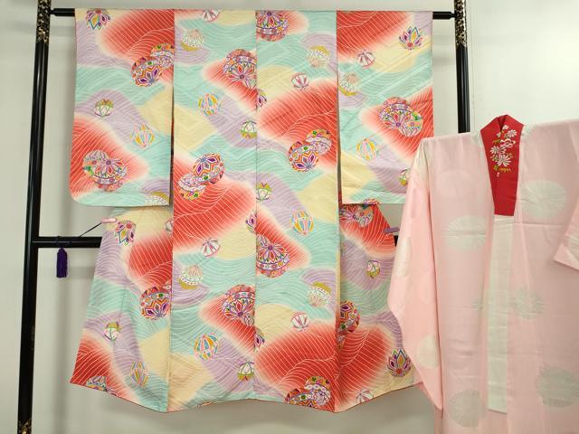 ■■■　サイズ　■■■ 【祝着】 身丈 129.5cm（肩から） 裄丈 60cm（肩上げ　0cm） 袖丈 67cm　縫込み 0cm 袖幅 32.5cm 前幅 21.5cm 後幅 26.5cm 着物縫いこみ 内揚げ 0cm （腰上げ　0cm） 裄 お袖側 約4cm　身頃側 約0cm 【襦袢】 身丈 125.5cm（肩から） 裄丈 61cm（肩上げ　0cm） 袖丈 65.5cm　縫込み 0cm 袖幅 31.5cm 前幅 20.5cm 後幅 28.5cm 着物縫いこみ 内揚げ 0cm （腰上げ　0cm） 裄 お袖側 約3.5cm　身頃側 約2cm ■■■　商品詳細　■■■ 【正絹・襦袢:袷・半衿刺繍】 祝着の状態は接写画像のように 上前所々に若干の汚れがございますが その他特に目立ったシミ汚れなどもなく大変良い状態です。 襦袢の状態は特に目立ったシミ汚れなどもなく大変良い状態です。 大変上質な極上の逸品になります。 お安く出品致しますので、是非この機会にいかがでしょうか？ ■■■　注意事項　■■■ ■モニター発色の具合により色合いが異なる場合がございます。 ■寸法は多少の誤差が生じる場合がございますのでご了承ください。 ■縫込みの長さが左右非対称の場合は短い部分を記載しております。 左右非対称であってもご返品・お値引き等の保証は出来かねますので、ご了承の上ご購入をお願い致します。 ■シミ等のチェックには注意を払っておりますが、見落としがある場合もございますし、個人の見解も様々ですので神経質な方のご購入はお控えください。 ■箪笥に入っておりました着物や帯なので畳みシワや匂いがあるものもございます。 ■お休みは基本的に土日祝となりますが、その他臨時でお休みする場合がございますのでご了承ください。 ■商品の発送は平日のみの発送となります。 ■夜間と土曜、日曜日はお問い合わせの回答が遅れる場合がございます。 ■当店では、お直し、紋入れ、お手入れ等は承っておりません。 ■生地の状態（ヤケ、経年劣化等）によってはサイズ直しが出来ない場合がございます。 その点もどうかご了承のうえ、ご購入をお願いいたします。 ■弊社で取り扱う商品は一点ものにつき、時期や在庫状況に応じて金額が変更となる場合がございます。 ■検針は行っておりません。予めご了承いただきますようお願いいたします。 ■【洗える着物】と記載のある商品におきましては、商品お届け後に洗濯を行ってしまってからのご返品にはご対応しかねます。 念の為、専門店でのお手入れをお願いいたします。 ■着物のサイズ目安は下記を参考ください↓ ＜女性着物＞　お端折り次第で＋5?　−10?が着用可能サイズ 　例）身丈170?の場合、身長160?〜175? ＜男性着物＞　身丈＋約25?〜27?程が適応身長 　例）身丈155?の場合、身長180〜182?