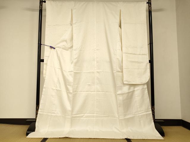 ■■■　サイズ　■■■ 身丈 185cm（肩から） 裄丈 64cm 袖丈 106.5cm　縫込み 5cm 袖幅 32cm 前幅 24cm 後幅 30.5cm 着物縫いこみ 内揚げ 0cm 裄 お袖側 約2.5cm　身頃側 約2.5cm ■■■　商品詳細　■■■ 【交織・ふき綿仕立て・比翼仕立て】 状態は接写画像のように袖口・衿・下前に薄い汚れがございますが その他特に目立ったシミ汚れなどもなく大変良い状態です。 大変上質な逸品になります。 お安く出品致しますので、是非この機会にいかがでしょうか？ ■■■　注意事項　■■■ ■モニター発色の具合により色合いが異なる場合がございます。 ■寸法は多少の誤差が生じる場合がございますのでご了承ください。 ■縫込みの長さが左右非対称の場合は短い部分を記載しております。 左右非対称であってもご返品・お値引き等の保証は出来かねますので、ご了承の上ご購入をお願い致します。 ■シミ等のチェックには注意を払っておりますが、見落としがある場合もございますし、個人の見解も様々ですので神経質な方のご購入はお控えください。 ■箪笥に入っておりました着物や帯なので畳みシワや匂いがあるものもございます。 ■お休みは基本的に土日祝となりますが、その他臨時でお休みする場合がございますのでご了承ください。 ■商品の発送は平日のみの発送となります。 ■夜間と土曜、日曜日はお問い合わせの回答が遅れる場合がございます。 ■当店では、お直し、紋入れ、お手入れ等は承っておりません。 ■生地の状態（ヤケ、経年劣化等）によってはサイズ直しが出来ない場合がございます。 その点もどうかご了承のうえ、ご購入をお願いいたします。 ■弊社で取り扱う商品は一点ものにつき、時期や在庫状況に応じて金額が変更となる場合がございます。 ■検針は行っておりません。予めご了承いただきますようお願いいたします。 ■【洗える着物】と記載のある商品におきましては、商品お届け後に洗濯を行ってしまってからのご返品にはご対応しかねます。 念の為、専門店でのお手入れをお願いいたします。 ■写真に写っている物が全てになります。それ以外の付属品はございませんのでご了承ください。 ■状態に関する写真につきましては、掲載可能な写真枚数に限りがあるため、各箇所につき1枚参考画像を掲載しております。 ■着物のサイズ目安は下記を参考ください↓ ＜女性着物＞　お端折り次第で＋5cm　−1cmが着用可能サイズ 　例）身丈170cmの場合、身長160cm〜175cm ＜男性着物＞　身丈＋約25cm〜27cm程が適応身長 　例）身丈155cmの場合、身長180〜182cm