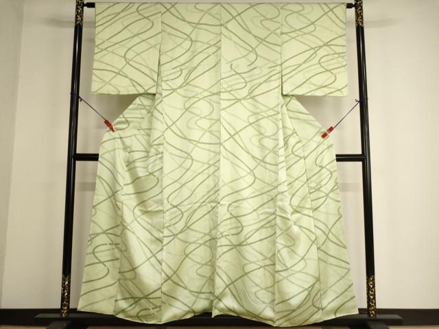 ■■■　サイズ　■■■ 身丈 155cm（肩から） 裄丈 61cm 袖丈 48cm　縫込み 5cm 袖幅 32cm 前幅 23cm 後幅 30.5cm 着物縫いこみ 内揚げ 3cm 裄 お袖側 約2.5cm　身頃側 約3.5cm ■■■　商品詳細　■■■ 【正絹】 状態は画像を添付しておりますので、そちらをご確認下さいますよう宜しくお願い致します。 大変上質な逸品になります。 お安く出品致しますので、是非この機会にいかがでしょうか？ ■■■　注意事項　■■■ ■モニター発色の具合により色合いが異なる場合がございます。 ■寸法は多少の誤差が生じる場合がございますのでご了承ください。 ■縫込みの長さが左右非対称の場合は短い部分を記載しております。 左右非対称であってもご返品・お値引き等の保証は出来かねますので、ご了承の上ご購入をお願い致します。 ■シミ等のチェックには注意を払っておりますが、見落としがある場合もございますし、個人の見解も様々ですので神経質な方のご購入はお控えください。 ■箪笥に入っておりました着物や帯なので畳みシワや匂いがあるものもございます。 ■お休みは基本的に土日祝となりますが、その他臨時でお休みする場合がございますのでご了承ください。 ■商品の発送は平日のみの発送となります。 ■夜間と土曜、日曜日はお問い合わせの回答が遅れる場合がございます。 ■当店では、お直し、紋入れ、お手入れ等は承っておりません。 ■生地の状態（ヤケ、経年劣化等）によってはサイズ直しが出来ない場合がございます。 その点もどうかご了承のうえ、ご購入をお願いいたします。 ■弊社で取り扱う商品は一点ものにつき、時期や在庫状況に応じて金額が変更となる場合がございます。 ■検針は行っておりません。予めご了承いただきますようお願いいたします。 ■【洗える着物】と記載のある商品におきましては、商品お届け後に洗濯を行ってしまってからのご返品にはご対応しかねます。 念の為、専門店でのお手入れをお願いいたします。 ■着物のサイズ目安は下記を参考ください↓ ＜女性着物＞　お端折り次第で＋5cm　−1cmが着用可能サイズ 　例）身丈170cmの場合、身長160cm〜175cm ＜男性着物＞　身丈＋約25cm〜27cm程が適応身長 　例）身丈155cmの場合、身長180〜182cm