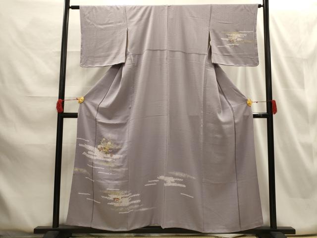 ■■■　サイズ　■■■ 身丈 153cm（肩から） 裄丈 63.5cm 袖丈 45cm　縫込み 5cm 袖幅 32.5cm 前幅 24cm 後幅 29cm 着物縫いこみ 内揚げ 4.5cm 裄 お袖側 約2.5cm　身頃側 約2.5cm ■■■　商品詳細　■■■ 【正絹】 状態は特に目立ったシミ汚れなどもなく大変良い状態です。 大変上質な逸品になります。 お安く出品致しますので、是非この機会にいかがでしょうか？ ■■■　注意事項　■■■ ■モニター発色の具合により色合いが異なる場合がございます。 ■寸法は多少の誤差が生じる場合がございますのでご了承ください。 ■縫込みの長さが左右非対称の場合は短い部分を記載しております。 左右非対称であってもご返品・お値引き等の保証は出来かねますので、ご了承の上ご購入をお願い致します。 ■シミ等のチェックには注意を払っておりますが、見落としがある場合もございますし、個人の見解も様々ですので神経質な方のご購入はお控えください。 ■箪笥に入っておりました着物や帯なので畳みシワや匂いがあるものもございます。 ■お休みは基本的に土日祝となりますが、その他臨時でお休みする場合がございますのでご了承ください。 ■商品の発送は平日のみの発送となります。 ■夜間と土曜、日曜日はお問い合わせの回答が遅れる場合がございます。 ■当店では、お直し、紋入れ、お手入れ等は承っておりません。 ■生地の状態（ヤケ、経年劣化等）によってはサイズ直しが出来ない場合がございます。 その点もどうかご了承のうえ、ご購入をお願いいたします。 ■弊社で取り扱う商品は一点ものにつき、時期や在庫状況に応じて金額が変更となる場合がございます。 ■検針は行っておりません。予めご了承いただきますようお願いいたします。 ■【洗える着物】と記載のある商品におきましては、商品お届け後に洗濯を行ってしまってからのご返品にはご対応しかねます。 念の為、専門店でのお手入れをお願いいたします。 ■着物のサイズ目安は下記を参考ください↓ ＜女性着物＞　お端折り次第で＋5cm　−1cmが着用可能サイズ 　例）身丈170cmの場合、身長160cm〜175cm ＜男性着物＞　身丈＋約25cm〜27cm程が適応身長 　例）身丈155cmの場合、身長180〜182cm