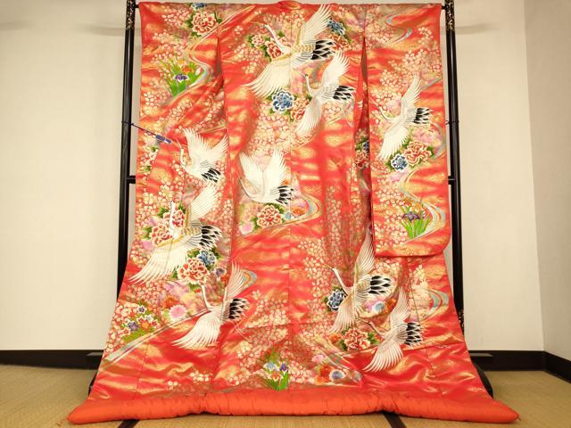 ■■■　サイズ　■■■ 身丈 192cm（肩から） 裄丈 65cm 袖丈 111cm　縫込み 5cm 袖幅 32cm 前幅 27cm 後幅 30.5cm 着物縫いこみ 内揚げ 0cm 裄 お袖側 約1cm　身頃側 約1cm ■■■　商品詳細　■■■ 【正絹・ふき綿仕立て】 状態は特に目立ったシミ汚れなどもなく大変良い状態です。 大変上質な逸品になります。 お安く出品致しますので、是非この機会にいかがでしょうか？ ■■■　注意事項　■■■ ■モニター発色の具合により色合いが異なる場合がございます。 ■寸法は多少の誤差が生じる場合がございますのでご了承ください。 ■縫込みの長さが左右非対称の場合は短い部分を記載しております。 左右非対称であってもご返品・お値引き等の保証は出来かねますので、ご了承の上ご購入をお願い致します。 ■シミ等のチェックには注意を払っておりますが、見落としがある場合もございますし、個人の見解も様々ですので神経質な方のご購入はお控えください。 ■箪笥に入っておりました着物や帯なので畳みシワや匂いがあるものもございます。 ■お休みは基本的に土日祝となりますが、その他臨時でお休みする場合がございますのでご了承ください。 ■商品の発送は平日のみの発送となります。 ■夜間と土曜、日曜日はお問い合わせの回答が遅れる場合がございます。 ■当店では、お直し、紋入れ、お手入れ等は承っておりません。 ■生地の状態（ヤケ、経年劣化等）によってはサイズ直しが出来ない場合がございます。 その点もどうかご了承のうえ、ご購入をお願いいたします。 ■弊社で取り扱う商品は一点ものにつき、時期や在庫状況に応じて金額が変更となる場合がございます。 ■検針は行っておりません。予めご了承いただきますようお願いいたします。 ■【洗える着物】と記載のある商品におきましては、商品お届け後に洗濯を行ってしまってからのご返品にはご対応しかねます。 念の為、専門店でのお手入れをお願いいたします。 ■写真に写っている物が全てになります。 それ以外の付属品はございませんのでご了承ください。 ■状態に関する写真につきましては、掲載可能な写真枚数に限りがあるため、 各箇所につき1枚参考画像を掲載しております。 ■着物のサイズ目安は下記を参考ください↓ ＜女性着物＞　お端折り次第で＋5cm　−10cmが着用可能サイズ 　例）身丈170cmの場合、身長160cm〜175cm ＜男性着物＞　身丈＋約25cm〜27cm程が適応身長 　例）身丈155cmの場合、身長180cm〜182cm
