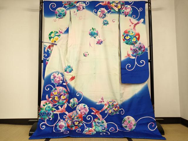 ■■■　サイズ　■■■ 身丈 184.5cm（肩から） 裄丈 64.5cm 袖丈 106.5cm　縫込み 5cm 袖幅 32.5cm 前幅 25cm 後幅 31cm 着物縫いこみ 内揚げ 0cm 裄 お袖側 約3cm　身頃側 約0cm ■■■　商品詳細　■■■ 【正絹・ふき綿仕立て】 状態は接写画像のように表地・袖口に薄い汚れ、右袖前に糸解けと汚れがございますが その他特に目立ったシミ汚れなどもなく大変良い状態です。 大変上質な逸品になります。 お安く出品致しますので、是非この機会にいかがでしょうか？ ■■■　注意事項　■■■ ■モニター発色の具合により色合いが異なる場合がございます。 ■寸法は多少の誤差が生じる場合がございますのでご了承ください。 ■縫込みの長さが左右非対称の場合は短い部分を記載しております。 左右非対称であってもご返品・お値引き等の保証は出来かねますので、ご了承の上ご購入をお願い致します。 ■シミ等のチェックには注意を払っておりますが、見落としがある場合もございますし、個人の見解も様々ですので神経質な方のご購入はお控えください。 ■箪笥に入っておりました着物や帯なので畳みシワや匂いがあるものもございます。 ■お休みは基本的に土日祝となりますが、その他臨時でお休みする場合がございますのでご了承ください。 ■商品の発送は平日のみの発送となります。 ■夜間と土曜、日曜日はお問い合わせの回答が遅れる場合がございます。 ■当店では、お直し、紋入れ、お手入れ等は承っておりません。 ■生地の状態（ヤケ、経年劣化等）によってはサイズ直しが出来ない場合がございます。 その点もどうかご了承のうえ、ご購入をお願いいたします。 ■弊社で取り扱う商品は一点ものにつき、時期や在庫状況に応じて金額が変更となる場合がございます。 ■検針は行っておりません。予めご了承いただきますようお願いいたします。 ■【洗える着物】と記載のある商品におきましては、商品お届け後に洗濯を行ってしまってからのご返品にはご対応しかねます。 念の為、専門店でのお手入れをお願いいたします。 ■写真に写っている物が全てになります。それ以外の付属品はございませんのでご了承ください。 ■状態に関する写真につきましては、掲載可能な写真枚数に限りがあるため、各箇所につき1枚参考画像を掲載しております。 ■着物のサイズ目安は下記を参考ください↓ ＜女性着物＞　お端折り次第で＋5cm　−1cmが着用可能サイズ 　例）身丈170cmの場合、身長160cm〜175cm ＜男性着物＞　身丈＋約25cm〜27cm程が適応身長 　例）身丈155cmの場合、身長180〜182cm