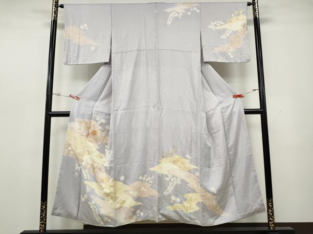 ■■■　サイズ　■■■ 身丈 148cm（肩から） 裄丈 63cm 袖丈 45cm　縫込み 8cm 袖幅 32.5cm 前幅 24.5cm 後幅 30cm 着物縫いこみ 内揚げ 10cm 裄 お袖側 約3cm　身頃側 約4cm ■■■　商品詳細　■■■ 【正絹・一つ紋】 状態は接写画像のように後身頃・衿・衿裏に薄い汚れがございますが その他特に目立ったシミ汚れなどもなく大変良い状態です。 昭和33年(1958年)の皇太子明仁親王成婚に際し、 皇太子妃美智子の調度品をはじめ、各宮家の調度品を受注した 創業460年を迎えた「千總」の逸品です。 大変上質な逸品になります。 お安く出品致しますので、是非この機会にいかがでしょうか？ ※こちらのお品に千總のタグ、落款はございませんが お譲りいただいた方からも千總のお品と聞いておりまして 千總さんに確認しましたところ、 当時落款なしで制作しておりますお着物もございます。 との回答を頂きました。 お手に取って頂ければ、素晴らしさを実感して頂けるかと思います。 落款、証紙などがないためご不安な方は入札をお控えください。 ■■■　注意事項　■■■ ■モニター発色の具合により色合いが異なる場合がございます。 ■寸法は多少の誤差が生じる場合がございますのでご了承ください。 ■縫込みの長さが左右非対称の場合は短い部分を記載しております。 左右非対称であってもご返品・お値引き等の保証は出来かねますので、ご了承の上ご購入をお願い致します。 ■シミ等のチェックには注意を払っておりますが、見落としがある場合もございますし、個人の見解も様々ですので神経質な方のご購入はお控えください。 ■箪笥に入っておりました着物や帯なので畳みシワや匂いがあるものもございます。 ■お休みは基本的に土日祝となりますが、その他臨時でお休みする場合がございますのでご了承ください。 ■商品の発送は平日のみの発送となります。 ■夜間と土曜、日曜日はお問い合わせの回答が遅れる場合がございます。 ■当店では、お直し、紋入れ、お手入れ等は承っておりません。 ■生地の状態（ヤケ、経年劣化等）によってはサイズ直しが出来ない場合がございます。 その点もどうかご了承のうえ、ご購入をお願いいたします。 ■弊社で取り扱う商品は一点ものにつき、時期や在庫状況に応じて金額が変更となる場合がございます。 ■検針は行っておりません。予めご了承いただきますようお願いいたします。 ■【洗える着物】と記載のある商品におきましては、商品お届け後に洗濯を行ってしまってからのご返品にはご対応しかねます。 念の為、専門店でのお手入れをお願いいたします。 ■写真に写っている物が全てになります。それ以外の付属品はございませんのでご了承ください。 ■状態に関する写真につきましては、掲載可能な写真枚数に限りがあるため、各箇所につき1枚参考画像を掲載しております。 ■着物のサイズ目安は下記を参考ください↓ ＜女性着物＞　お端折り次第で＋5cm　−1cmが着用可能サイズ 　例）身丈170cmの場合、身長160cm〜175cm ＜男性着物＞　身丈＋約25cm〜27cm程が適応身長 　例）身丈155cmの場合、身長180〜182cm