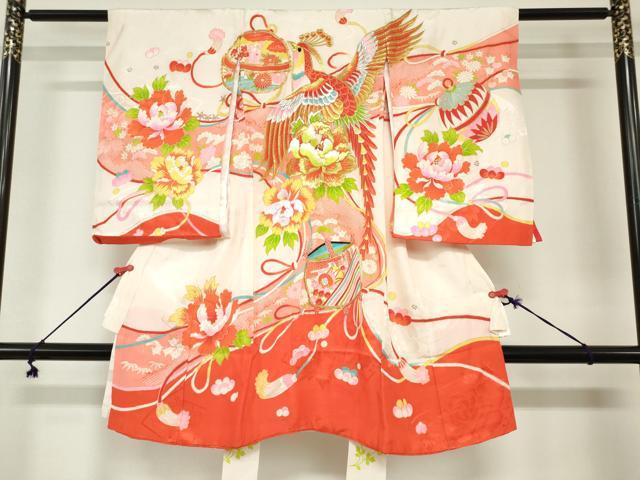 ■■■　サイズ　■■■ 【着物】 身丈 98.5cm（肩から） 裄丈 46.5cm 袖丈 56cm ■■■　商品詳細　■■■ 産着【着物：正絹・襦袢：化繊】 状態は接写画像のように表地に箔剥がれ、 衿山・両袖前後・後身頃・紐に薄い汚れがございますが その他特に目立ったシミ汚れなどもなく大変良い状態です。 大変上質な逸品になります。 お安く出品致しますので、是非この機会にいかがでしょうか？ ※襦袢は紐の付属がございません。 ■■■　注意事項　■■■ ■モニター発色の具合により色合いが異なる場合がございます。 ■寸法は多少の誤差が生じる場合がございますのでご了承ください。 ■縫込みの長さが左右非対称の場合は短い部分を記載しております。 左右非対称であってもご返品・お値引き等の保証は出来かねますので、ご了承の上ご購入をお願い致します。 ■シミ等のチェックには注意を払っておりますが、見落としがある場合もございますし、個人の見解も様々ですので神経質な方のご購入はお控えください。 ■箪笥に入っておりました着物や帯なので畳みシワや匂いがあるものもございます。 ■お休みは基本的に土日祝となりますが、その他臨時でお休みする場合がございますのでご了承ください。 ■商品の発送は平日のみの発送となります。 ■夜間と土曜、日曜日はお問い合わせの回答が遅れる場合がございます。 ■当店では、お直し、紋入れ、お手入れ等は承っておりません。 ■生地の状態（ヤケ、経年劣化等）によってはサイズ直しが出来ない場合がございます。 その点もどうかご了承のうえ、ご購入をお願いいたします。 ■弊社で取り扱う商品は一点ものにつき、時期や在庫状況に応じて金額が変更となる場合がございます。 ■検針は行っておりません。予めご了承いただきますようお願いいたします。 ■【洗える着物】と記載のある商品におきましては、商品お届け後に洗濯を行ってしまってからのご返品にはご対応しかねます。 念の為、専門店でのお手入れをお願いいたします。 ■写真に写っている物が全てになります。それ以外の付属品はございませんのでご了承ください。 ■状態に関する写真につきましては、掲載可能な写真枚数に限りがあるため、各箇所につき1枚参考画像を掲載しております。 ■着物のサイズ目安は下記を参考ください↓ ＜女性着物＞　お端折り次第で＋5cm　−1cmが着用可能サイズ 　例）身丈170cmの場合、身長160cm〜175cm ＜男性着物＞　身丈＋約25cm〜27cm程が適応身長 　例）身丈155cmの場合、身長180〜182cm