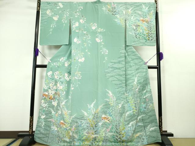 期間限定セール 2026年1月11日〜2月1日まで 最大50％OFF!! この機会を是非お見逃しなく！ ※セール対象はタイトルに「期間限定セール○％off」と記載がある商品のみとなります。 ※セール割引率は約〇〇％となっており、現在表示されている金額がすでにセール適用後の価格となっております。 購入手続き時に別途タイトル通りの◯◯％オフが適用される仕様ではございません。 購入後の割引は致しかねますのでお間違いのないようにお願い致します。 ■■■　サイズ　■■■ 身丈 167cm（肩から） 裄丈 70cm 袖丈 53cm　 縫込み 0cm 袖幅 35cm 前幅 24.5cm 後幅 31cm 着物縫いこみ 内揚げ 3.5cm 裄 お袖側 約 1.5cm　身頃側 約 0cm ■■■　商品詳細　■■■ 【正絹】 状態は特に目立ったシミ汚れなどもなく大変良い状態です。 大変上質な極上の逸品になります。 お安く出品致しますので、是非この機会にいかがでしょうか？ ■■■　注意事項　■■■ ■モニター発色の具合により色合いが異なる場合がございます。 ■寸法は多少の誤差が生じる場合がございますのでご了承ください。 ■縫込みの長さが左右非対称の場合は短い部分を記載しております。 左右非対称であってもご返品・お値引き等の保証は出来かねますので、ご了承の上ご購入をお願い致します。 ■シミ等のチェックには注意を払っておりますが、見落としがある場合もございますし、個人の見解も様々ですので神経質な方のご購入はお控えください。 ■箪笥に入っておりました着物や帯なので畳みシワや匂いがあるものもございます。 ■お休みは基本的に土日祝となりますが、その他臨時でお休みする場合がございますのでご了承ください。 ■商品の発送は平日のみの発送となります。 ■夜間と土曜、日曜日はお問い合わせの回答が遅れる場合がございます。 ■当店では、お直し、紋入れ、お手入れ等は承っておりません。 ■生地の状態（ヤケ、経年劣化等）によってはサイズ直しが出来ない場合がございます。 その点もどうかご了承のうえ、ご購入をお願いいたします。 ■弊社で取り扱う商品は一点ものにつき、時期や在庫状況に応じて金額が変更となる場合がございます。 ■検針は行っておりません。予めご了承いただきますようお願いいたします。 ■【洗える着物】と記載のある商品におきましては、商品お届け後に洗濯を行ってしまってからのご返品にはご対応しかねます。 念の為、専門店でのお手入れをお願いいたします。 ■着物のサイズ目安は下記を参考ください↓ ＜女性着物＞　お端折り次第で＋5?　−10?が着用可能サイズ 　例）身丈170?の場合、身長160?〜175? ＜男性着物＞　身丈＋約25?〜27?程が適応身長 　例）身丈155?の場合、身長180〜182?