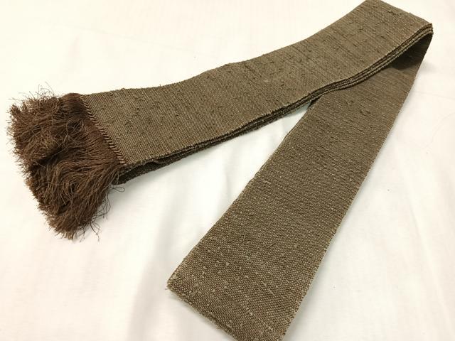 ■■■　サイズ　■■■ 長さ 406cm(房含めず) 幅 9cm程 ■■■　商品詳細　■■■ 【正絹】 状態は接写画像のように端から50cm間に折山の薄い汚れがございますが その他特に目立ったシミ汚れなどもなく大変良い状態です。 大変上質な逸品になります。 お安く出品致しますので、是非この機会にいかがでしょうか？ ※両側未かがりですが着用には問題ありません。 ■■■　注意事項　■■■ ■モニター発色の具合により色合いが異なる場合がございます。 ■寸法は多少の誤差が生じる場合がございますのでご了承ください。 ■縫込みの長さが左右非対称の場合は短い部分を記載しております。 左右非対称であってもご返品・お値引き等の保証は出来かねますので、ご了承の上ご購入をお願い致します。 ■シミ等のチェックには注意を払っておりますが、見落としがある場合もございますし、個人の見解も様々ですので神経質な方のご購入はお控えください。 ■箪笥に入っておりました着物や帯なので畳みシワや匂いがあるものもございます。 ■お休みは基本的に土日祝となりますが、その他臨時でお休みする場合がございますのでご了承ください。 ■商品の発送は平日のみの発送となります。 ■夜間と土曜、日曜日はお問い合わせの回答が遅れる場合がございます。 ■当店では、お直し、紋入れ、お手入れ等は承っておりません。 ■生地の状態（ヤケ、経年劣化等）によってはサイズ直しが出来ない場合がございます。 その点もどうかご了承のうえ、ご購入をお願いいたします。 ■弊社で取り扱う商品は一点ものにつき、時期や在庫状況に応じて金額が変更となる場合がございます。 ■検針は行っておりません。予めご了承いただきますようお願いいたします。 ■【洗える着物】と記載のある商品におきましては、商品お届け後に洗濯を行ってしまってからのご返品にはご対応しかねます。 念の為、専門店でのお手入れをお願いいたします。 ■写真に写っている物が全てになります。それ以外の付属品はございませんのでご了承ください。 ■状態に関する写真につきましては、掲載可能な写真枚数に限りがあるため、各箇所につき1枚参考画像を掲載しております。 ■着物のサイズ目安は下記を参考ください↓ ＜女性着物＞　お端折り次第で＋5cm　－1cmが着用可能サイズ 　例）身丈170cmの場合、身長160cm～175cm ＜男性着物＞　身丈＋約25cm～27cm程が適応身長 　例）身丈155cmの場合、身長180～182cm