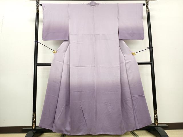 ■■■　サイズ　■■■ 身丈 158cm（肩から） 裄丈 63cm 袖丈 49cm　縫込み 5cm 袖幅 32cm 前幅 24cm 後幅 30cm 着物縫いこみ 内揚げ 6cm 裄 お袖側 約0cm　身頃側 約3cm ■■■　商品詳細　■■■ 【正絹】 状態は画像を添付しておりますので、そちらをご確認下さいますよう宜しくお願い致します。 大変上質な逸品になります。 お安く出品致しますので、是非この機会にいかがでしょうか？ ■■■　注意事項　■■■ ■モニター発色の具合により色合いが異なる場合がございます。 ■寸法は多少の誤差が生じる場合がございますのでご了承ください。 ■縫込みの長さが左右非対称の場合は短い部分を記載しております。 左右非対称であってもご返品・お値引き等の保証は出来かねますので、ご了承の上ご購入をお願い致します。 ■シミ等のチェックには注意を払っておりますが、見落としがある場合もございますし、個人の見解も様々ですので神経質な方のご購入はお控えください。 ■箪笥に入っておりました着物や帯なので畳みシワや匂いがあるものもございます。 ■お休みは基本的に土日祝となりますが、その他臨時でお休みする場合がございますのでご了承ください。 ■商品の発送は平日のみの発送となります。 ■夜間と土曜、日曜日はお問い合わせの回答が遅れる場合がございます。 ■当店では、お直し、紋入れ、お手入れ等は承っておりません。 ■生地の状態（ヤケ、経年劣化等）によってはサイズ直しが出来ない場合がございます。 その点もどうかご了承のうえ、ご購入をお願いいたします。 ■弊社で取り扱う商品は一点ものにつき、時期や在庫状況に応じて金額が変更となる場合がございます。 ■検針は行っておりません。予めご了承いただきますようお願いいたします。 ■【洗える着物】と記載のある商品におきましては、商品お届け後に洗濯を行ってしまってからのご返品にはご対応しかねます。 念の為、専門店でのお手入れをお願いいたします。 ■着物のサイズ目安は下記を参考ください↓ ＜女性着物＞　お端折り次第で＋5cm　−1cmが着用可能サイズ 　例）身丈170cmの場合、身長160cm〜175cm ＜男性着物＞　身丈＋約25cm〜27cm程が適応身長 　例）身丈155cmの場合、身長180〜182cm