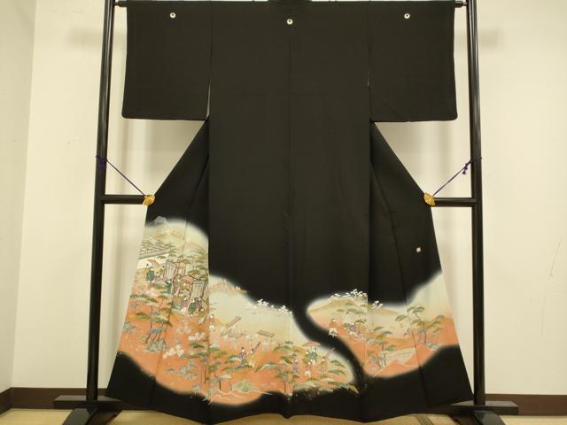 ■■■　サイズ　■■■ 身丈 156cm（肩から） 裄丈 63cm 袖丈 47.5cm　縫込み 7.5cm 袖幅 32.5cm 前幅 24cm 後幅 30cm 着物縫いこみ 内揚げ 7cm 裄 お袖側 約3cm　身頃側 約4cm ■■■　商品詳細　■■■ 【正絹・五つ紋・比翼仕立て】 状態は画像を添付しておりますので、そちらをご確認下さいますよう宜しくお願い致します。 大変上質な逸品になります。 お安く出品致しますので、是非この機会にいかがでしょうか？ ■■■　注意事項　■■■ ■モニター発色の具合により色合いが異なる場合がございます。 ■寸法は多少の誤差が生じる場合がございますのでご了承ください。 ■縫込みの長さが左右非対称の場合は短い部分を記載しております。 左右非対称であってもご返品・お値引き等の保証は出来かねますので、ご了承の上ご購入をお願い致します。 ■シミ等のチェックには注意を払っておりますが、見落としがある場合もございますし、個人の見解も様々ですので神経質な方のご購入はお控えください。 ■箪笥に入っておりました着物や帯なので畳みシワや匂いがあるものもございます。 ■お休みは基本的に土日祝となりますが、その他臨時でお休みする場合がございますのでご了承ください。 ■商品の発送は平日のみの発送となります。 ■夜間と土曜、日曜日はお問い合わせの回答が遅れる場合がございます。 ■当店では、お直し、紋入れ、お手入れ等は承っておりません。 ■生地の状態（ヤケ、経年劣化等）によってはサイズ直しが出来ない場合がございます。 その点もどうかご了承のうえ、ご購入をお願いいたします。 ■弊社で取り扱う商品は一点ものにつき、時期や在庫状況に応じて金額が変更となる場合がございます。 ■検針は行っておりません。予めご了承いただきますようお願いいたします。 ■【洗える着物】と記載のある商品におきましては、商品お届け後に洗濯を行ってしまってからのご返品にはご対応しかねます。 念の為、専門店でのお手入れをお願いいたします。 ■着物のサイズ目安は下記を参考ください↓ ＜女性着物＞　お端折り次第で＋5cm　−1cmが着用可能サイズ 　例）身丈170cmの場合、身長160cm〜175cm ＜男性着物＞　身丈＋約25cm〜27cm程が適応身長 　例）身丈155cmの場合、身長180〜182cm