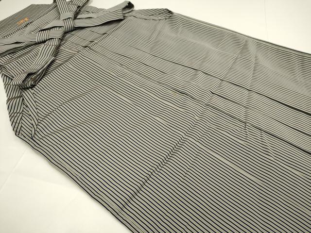 ■■■　サイズ　■■■ 紐下丈　約83cm ■■■　商品詳細　■■■ 【正絹】 状態は画像を添付しておりますので、そちらをご確認下さいますよう宜しくお願い致します。 大変上質な逸品になりますのでぜひお手入れをされてお召しになられてはいかがでしょうか。 お安く出品致しますので、是非この機会にいかがでしょうか？ ※腰板に刺繍による名前の記入があります。 ■■■　注意事項　■■■ ■モニター発色の具合により色合いが異なる場合がございます。 ■寸法は多少の誤差が生じる場合がございますのでご了承ください。 ■縫込みの長さが左右非対称の場合は短い部分を記載しております。 左右非対称であってもご返品・お値引き等の保証は出来かねますので、ご了承の上ご購入をお願い致します。 ■シミ等のチェックには注意を払っておりますが、見落としがある場合もございますし、個人の見解も様々ですので神経質な方のご購入はお控えください。 ■箪笥に入っておりました着物や帯なので畳みシワや匂いがあるものもございます。 ■お休みは基本的に土日祝となりますが、その他臨時でお休みする場合がございますのでご了承ください。 ■商品の発送は平日のみの発送となります。 ■夜間と土曜、日曜日はお問い合わせの回答が遅れる場合がございます。 ■当店では、お直し、紋入れ、お手入れ等は承っておりません。 ■生地の状態（ヤケ、経年劣化等）によってはサイズ直しが出来ない場合がございます。 その点もどうかご了承のうえ、ご購入をお願いいたします。 ■弊社で取り扱う商品は一点ものにつき、時期や在庫状況に応じて金額が変更となる場合がございます。 ■検針は行っておりません。予めご了承いただきますようお願いいたします。 ■【洗える着物】と記載のある商品におきましては、商品お届け後に洗濯を行ってしまってからのご返品にはご対応しかねます。 念の為、専門店でのお手入れをお願いいたします。 ■着物のサイズ目安は下記を参考ください↓ ＜女性着物＞　お端折り次第で＋5cm　−1cmが着用可能サイズ 　例）身丈170cmの場合、身長160cm〜175cm ＜男性着物＞　身丈＋約25cm〜27cm程が適応身長 　例）身丈155cmの場合、身長180〜182cm