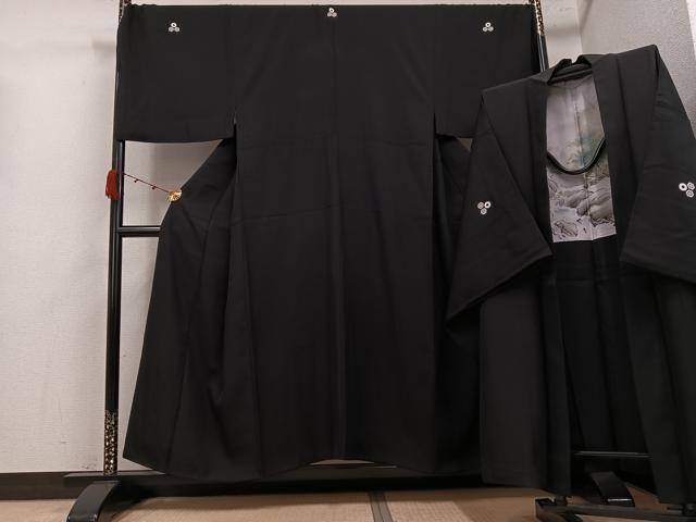 ■■■　サイズ　■■■ 【着物】 身丈 151cm（肩から） 裄丈 74cm 袖丈 49cm　縫込み 6cm 袖幅 38cm 前幅 27.5cm 後幅 32cm 着物縫いこみ 内揚げ 5cm 裄 お袖側 約1cm　身頃側 約3cm 【羽織】 身丈 101cm（肩から） 裄丈 75cm 袖丈 49cm　縫込み 3cm 袖幅 38cm 前幅 21cm 後幅 32.5cm 裄 お袖側 約1cm　身頃側 約2cm ■■■　商品詳細　■■■ 【正絹・五つ紋】 着物の状態は接写画像のように衿山に薄い汚れがございますが その他特に目立ったシミ汚れなどもなく大変良い状態です。 羽織の状態は特に目立ったシミ汚れなどもなく大変良い状態です。 大変上質な逸品になります。 お安く出品致しますので、是非この機会にいかがでしょうか？ ※若干着用シワがございます。 ■■■　注意事項　■■■ ■モニター発色の具合により色合いが異なる場合がございます。 ■寸法は多少の誤差が生じる場合がございますのでご了承ください。 ■縫込みの長さが左右非対称の場合は短い部分を記載しております。 左右非対称であってもご返品・お値引き等の保証は出来かねますので、ご了承の上ご購入をお願い致します。 ■シミ等のチェックには注意を払っておりますが、見落としがある場合もございますし、個人の見解も様々ですので神経質な方のご購入はお控えください。 ■箪笥に入っておりました着物や帯なので畳みシワや匂いがあるものもございます。 ■お休みは基本的に土日祝となりますが、その他臨時でお休みする場合がございますのでご了承ください。 ■商品の発送は平日のみの発送となります。 ■夜間と土曜、日曜日はお問い合わせの回答が遅れる場合がございます。 ■当店では、お直し、紋入れ、お手入れ等は承っておりません。 ■生地の状態（ヤケ、経年劣化等）によってはサイズ直しが出来ない場合がございます。 その点もどうかご了承のうえ、ご購入をお願いいたします。 ■弊社で取り扱う商品は一点ものにつき、時期や在庫状況に応じて金額が変更となる場合がございます。 ■検針は行っておりません。予めご了承いただきますようお願いいたします。 ■【洗える着物】と記載のある商品におきましては、商品お届け後に洗濯を行ってしまってからのご返品にはご対応しかねます。 念の為、専門店でのお手入れをお願いいたします。 ■写真に写っている物が全てになります。それ以外の付属品はございませんのでご了承ください。 ■状態に関する写真につきましては、掲載可能な写真枚数に限りがあるため、各箇所につき1枚参考画像を掲載しております。 ■着物のサイズ目安は下記を参考ください↓ ＜女性着物＞　お端折り次第で＋5cm　−1cmが着用可能サイズ 　例）身丈170cmの場合、身長160cm〜175cm ＜男性着物＞　身丈＋約25cm〜27cm程が適応身長 　例）身丈155cmの場合、身長180〜182cm
