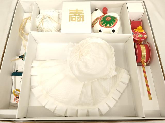 ■■■　サイズ　■■■ ■■■　商品詳細　■■■ 状態は特に目立ったシミ汚れなどもなく大変良い状態です。 大変上質な逸品になります。 お安く出品致しますので、是非この機会にいかがでしょうか？ ■■■　注意事項　■■■ ■モニター発色の具合により色合いが異なる場合がございます。 ■寸法は多少の誤差が生じる場合がございますのでご了承ください。 ■縫込みの長さが左右非対称の場合は短い部分を記載しております。 左右非対称であってもご返品・お値引き等の保証は出来かねますので、ご了承の上ご購入をお願い致します。 ■シミ等のチェックには注意を払っておりますが、見落としがある場合もございますし、個人の見解も様々ですので神経質な方のご購入はお控えください。 ■箪笥に入っておりました着物や帯なので畳みシワや匂いがあるものもございます。 ■お休みは基本的に土日祝となりますが、その他臨時でお休みする場合がございますのでご了承ください。 ■商品の発送は平日のみの発送となります。 ■夜間と土曜、日曜日はお問い合わせの回答が遅れる場合がございます。 ■当店では、お直し、紋入れ、お手入れ等は承っておりません。 ■生地の状態（ヤケ、経年劣化等）によってはサイズ直しが出来ない場合がございます。 その点もどうかご了承のうえ、ご購入をお願いいたします。 ■弊社で取り扱う商品は一点ものにつき、時期や在庫状況に応じて金額が変更となる場合がございます。 ■検針は行っておりません。予めご了承いただきますようお願いいたします。 ■【洗える着物】と記載のある商品におきましては、商品お届け後に洗濯を行ってしまってからのご返品にはご対応しかねます。 念の為、専門店でのお手入れをお願いいたします。 ■写真に写っている物が全てになります。 それ以外の付属品はございませんのでご了承ください。 ■状態に関する写真につきましては、掲載可能な写真枚数に限りがあるため、 各箇所につき1枚参考画像を掲載しております。 ■着物のサイズ目安は下記を参考ください↓ ＜女性着物＞　お端折り次第で＋5cm　−10cmが着用可能サイズ 　例）身丈170cmの場合、身長160cm〜175cm ＜男性着物＞　身丈＋約25cm〜27cm程が適応身長 　例）身丈155cmの場合、身長180cm〜182cm