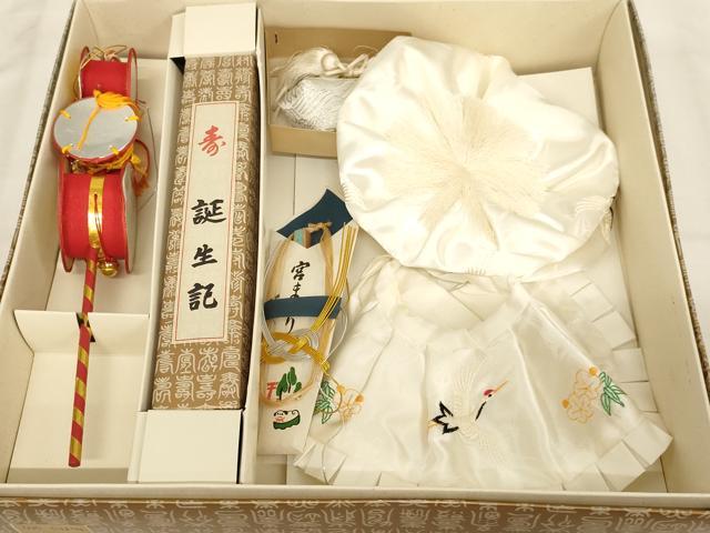 ■■■　商品詳細　■■■ 状態は参考画像のように汚れ、傷みがございます。 大変上質な逸品になります。 お安く出品致しますので、是非この機会にいかがでしょうか？ ■■■　注意事項　■■■ ■モニター発色の具合により色合いが異なる場合がございます。 ■寸法は多少の誤差が生じる場合がございますのでご了承ください。 ■縫込みの長さが左右非対称の場合は短い部分を記載しております。 左右非対称であってもご返品・お値引き等の保証は出来かねますので、ご了承の上ご購入をお願い致します。 ■シミ等のチェックには注意を払っておりますが、見落としがある場合もございますし、個人の見解も様々ですので神経質な方のご購入はお控えください。 ■箪笥に入っておりました着物や帯なので畳みシワや匂いがあるものもございます。 ■お休みは基本的に土日祝となりますが、その他臨時でお休みする場合がございますのでご了承ください。 ■商品の発送は平日のみの発送となります。 ■夜間と土曜、日曜日はお問い合わせの回答が遅れる場合がございます。 ■当店では、お直し、紋入れ、お手入れ等は承っておりません。 ■生地の状態（ヤケ、経年劣化等）によってはサイズ直しが出来ない場合がございます。 その点もどうかご了承のうえ、ご購入をお願いいたします。 ■弊社で取り扱う商品は一点ものにつき、時期や在庫状況に応じて金額が変更となる場合がございます。 ■検針は行っておりません。予めご了承いただきますようお願いいたします。 ■【洗える着物】と記載のある商品におきましては、商品お届け後に洗濯を行ってしまってからのご返品にはご対応しかねます。 念の為、専門店でのお手入れをお願いいたします。 ■写真に写っている物が全てになります。 それ以外の付属品はございませんのでご了承ください。 ■状態に関する写真につきましては、掲載可能な写真枚数に限りがあるため、 各箇所につき1枚参考画像を掲載しております。 ■着物のサイズ目安は下記を参考ください↓ ＜女性着物＞　お端折り次第で＋5cm　−10cmが着用可能サイズ 　例）身丈170cmの場合、身長160cm〜175cm ＜男性着物＞　身丈＋約25cm〜27cm程が適応身長 　例）身丈155cmの場合、身長180cm〜182cm