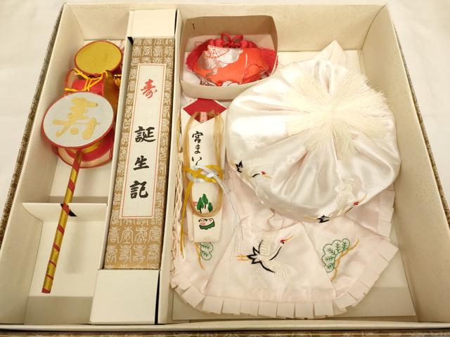 ■■■　商品詳細　■■■ 状態は参考画像のように汚れがございます。 大変上質な逸品になります。 お安く出品致しますので、是非この機会にいかがでしょうか？ ■■■　注意事項　■■■ ■モニター発色の具合により色合いが異なる場合がございます。 ■寸法は多少の誤差が生じる場合がございますのでご了承ください。 ■縫込みの長さが左右非対称の場合は短い部分を記載しております。 左右非対称であってもご返品・お値引き等の保証は出来かねますので、ご了承の上ご購入をお願い致します。 ■シミ等のチェックには注意を払っておりますが、見落としがある場合もございますし、個人の見解も様々ですので神経質な方のご購入はお控えください。 ■箪笥に入っておりました着物や帯なので畳みシワや匂いがあるものもございます。 ■お休みは基本的に土日祝となりますが、その他臨時でお休みする場合がございますのでご了承ください。 ■商品の発送は平日のみの発送となります。 ■夜間と土曜、日曜日はお問い合わせの回答が遅れる場合がございます。 ■当店では、お直し、紋入れ、お手入れ等は承っておりません。 ■生地の状態（ヤケ、経年劣化等）によってはサイズ直しが出来ない場合がございます。 その点もどうかご了承のうえ、ご購入をお願いいたします。 ■弊社で取り扱う商品は一点ものにつき、時期や在庫状況に応じて金額が変更となる場合がございます。 ■検針は行っておりません。予めご了承いただきますようお願いいたします。 ■【洗える着物】と記載のある商品におきましては、商品お届け後に洗濯を行ってしまってからのご返品にはご対応しかねます。 念の為、専門店でのお手入れをお願いいたします。 ■写真に写っている物が全てになります。 それ以外の付属品はございませんのでご了承ください。 ■状態に関する写真につきましては、掲載可能な写真枚数に限りがあるため、 各箇所につき1枚参考画像を掲載しております。 ■着物のサイズ目安は下記を参考ください↓ ＜女性着物＞　お端折り次第で＋5cm　−10cmが着用可能サイズ 　例）身丈170cmの場合、身長160cm〜175cm ＜男性着物＞　身丈＋約25cm〜27cm程が適応身長 　例）身丈155cmの場合、身長180cm〜182cm