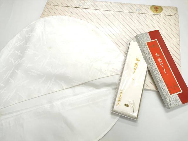 ■■■　サイズ　■■■ 【綿帽子】 横幅　　　約61.5cm 前縦　　　約36.5cm 後縦　　　約60cm 【角かくし】 長さ　　　約110.5cm 幅　　　　　　約8cm ■■■　商品詳細　■■■ 状態は参考画像の様に所々に薄い汚れがございます。 大変上質な逸品になります。 お安く出品致しますので、是非この機会にいかがでしょうか？ ■■■　注意事項　■■■ ■モニター発色の具合により色合いが異なる場合がございます。 ■寸法は多少の誤差が生じる場合がございますのでご了承ください。 ■縫込みの長さが左右非対称の場合は短い部分を記載しております。 左右非対称であってもご返品・お値引き等の保証は出来かねますので、ご了承の上ご購入をお願い致します。 ■シミ等のチェックには注意を払っておりますが、見落としがある場合もございますし、個人の見解も様々ですので神経質な方のご購入はお控えください。 ■箪笥に入っておりました着物や帯なので畳みシワや匂いがあるものもございます。 ■お休みは基本的に土日祝となりますが、その他臨時でお休みする場合がございますのでご了承ください。 ■商品の発送は平日のみの発送となります。 ■夜間と土曜、日曜日はお問い合わせの回答が遅れる場合がございます。 ■当店では、お直し、紋入れ、お手入れ等は承っておりません。 ■生地の状態（ヤケ、経年劣化等）によってはサイズ直しが出来ない場合がございます。 その点もどうかご了承のうえ、ご購入をお願いいたします。 ■弊社で取り扱う商品は一点ものにつき、時期や在庫状況に応じて金額が変更となる場合がございます。 ■検針は行っておりません。予めご了承いただきますようお願いいたします。 ■【洗える着物】と記載のある商品におきましては、商品お届け後に洗濯を行ってしまってからのご返品にはご対応しかねます。 念の為、専門店でのお手入れをお願いいたします。 ■写真に写っている物が全てになります。それ以外の付属品はございませんのでご了承ください。 ■状態に関する写真につきましては、掲載可能な写真枚数に限りがあるため、各箇所につき1枚参考画像を掲載しております。 ■着物のサイズ目安は下記を参考ください↓ ＜女性着物＞　お端折り次第で＋5cm　－1cmが着用可能サイズ 　例）身丈170cmの場合、身長160cm～175cm ＜男性着物＞　身丈＋約25cm～27cm程が適応身長 　例）身丈155cmの場合、身長180～182cm
