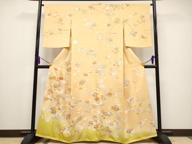 ■■■　サイズ　■■■ 身丈 162cm（肩から） 裄丈 65.5cm 袖丈 56.5cm　 縫込み 8cm 袖幅 33cm 前幅 23cm 後幅 30cm 着物縫いこみ 内揚げ 8cm 裄 お袖側 約 2cm　身頃側 約 2cm ■■■　商品詳細　■■■ 【正絹】 状態は特に目立ったシミ汚れなどもなく大変良い状態です。 昭和33年(1958年)の皇太子明仁親王成婚に際し、 皇太子妃美智子の調度品をはじめ、各宮家の調度品を受注した 創業460年を迎えた「千總」の逸品です。 大変上質な極上の逸品になります。 お安く出品致しますので、是非この機会にいかがでしょうか？ ■■■　注意事項　■■■ ■モニター発色の具合により色合いが異なる場合がございます。 ■寸法は多少の誤差が生じる場合がございますのでご了承ください。 ■縫込みの長さが左右非対称の場合は短い部分を記載しております。 左右非対称であってもご返品・お値引き等の保証は出来かねますので、ご了承の上ご購入をお願い致します。 ■シミ等のチェックには注意を払っておりますが、見落としがある場合もございますし、個人の見解も様々ですので神経質な方のご購入はお控えください。 ■箪笥に入っておりました着物や帯なので畳みシワや匂いがあるものもございます。 ■お休みは基本的に土日祝となりますが、その他臨時でお休みする場合がございますのでご了承ください。 ■商品の発送は平日のみの発送となります。 ■夜間と土曜、日曜日はお問い合わせの回答が遅れる場合がございます。 ■当店では、お直し、紋入れ、お手入れ等は承っておりません。 ■生地の状態（ヤケ、経年劣化等）によってはサイズ直しが出来ない場合がございます。 その点もどうかご了承のうえ、ご購入をお願いいたします。 ■弊社で取り扱う商品は一点ものにつき、時期や在庫状況に応じて金額が変更となる場合がございます。 ■検針は行っておりません。予めご了承いただきますようお願いいたします。 ■【洗える着物】と記載のある商品におきましては、商品お届け後に洗濯を行ってしまってからのご返品にはご対応しかねます。 念の為、専門店でのお手入れをお願いいたします。 ■着物のサイズ目安は下記を参考ください↓ ＜女性着物＞　お端折り次第で＋5?　−10?が着用可能サイズ 　例）身丈170?の場合、身長160?〜175? ＜男性着物＞　身丈＋約25?〜27?程が適応身長 　例）身丈155?の場合、身長180〜182?