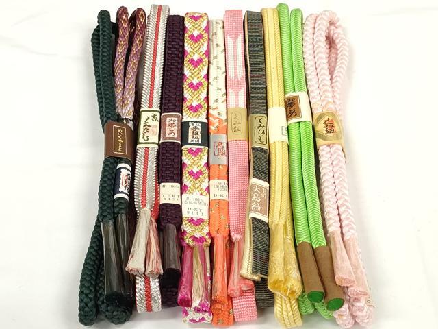■■■　商品詳細　■■■ 【未使用】 状態は参考画像のように薄い汚れがございます。 ※こちらのお品はまとめての出品となりますので、 サイズ等の詳細は記載しておりません。 ご理解の上でのご入札をお願い致します。 大変上質な逸品になります。 お安く出品致しますので、是非この機会にいかがでしょうか？ ■■■　注意事項　■■■ ■モニター発色の具合により色合いが異なる場合がございます。 ■寸法は多少の誤差が生じる場合がございますのでご了承ください。 ■縫込みの長さが左右非対称の場合は短い部分を記載しております。 左右非対称であってもご返品・お値引き等の保証は出来かねますので、ご了承の上ご購入をお願い致します。 ■シミ等のチェックには注意を払っておりますが、見落としがある場合もございますし、個人の見解も様々ですので神経質な方のご購入はお控えください。 ■箪笥に入っておりました着物や帯なので畳みシワや匂いがあるものもございます。 ■お休みは基本的に土日祝となりますが、その他臨時でお休みする場合がございますのでご了承ください。 ■商品の発送は平日のみの発送となります。 ■夜間と土曜、日曜日はお問い合わせの回答が遅れる場合がございます。 ■当店では、お直し、紋入れ、お手入れ等は承っておりません。 ■生地の状態（ヤケ、経年劣化等）によってはサイズ直しが出来ない場合がございます。 その点もどうかご了承のうえ、ご購入をお願いいたします。 ■弊社で取り扱う商品は一点ものにつき、時期や在庫状況に応じて金額が変更となる場合がございます。 ■検針は行っておりません。予めご了承いただきますようお願いいたします。 ■【洗える着物】と記載のある商品におきましては、商品お届け後に洗濯を行ってしまってからのご返品にはご対応しかねます。 念の為、専門店でのお手入れをお願いいたします。 ■着物のサイズ目安は下記を参考ください↓ ＜女性着物＞　お端折り次第で＋5cm　−1cmが着用可能サイズ 　例）身丈170cmの場合、身長160cm〜175cm ＜男性着物＞　身丈＋約25cm〜27cm程が適応身長 　例）身丈155cmの場合、身長180〜182cm