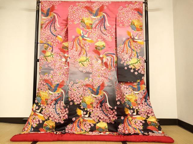 ■■■　サイズ　■■■ 身丈 193cm（肩から） 裄丈 65cm 袖丈 104cm　縫込み 8cm 袖幅 34cm 前幅 31cm 後幅 33cm 着物縫いこみ 内揚げ 0cm 裄 お袖側 約2cm　身頃側 約1cm ■■■　商品詳細　■■■ 【正絹・ふき綿仕立て】 状態は接写画像のように後身頃に擦れ、表地に糸解け、左袖後・袖口・衿裏・胴裏に薄い汚れがございますが その他特に目立ったシミ汚れなどもなく大変良い状態です。 大変上質な逸品になります。 お安く出品致しますので、是非この機会にいかがでしょうか？ ■■■　注意事項　■■■ ■モニター発色の具合により色合いが異なる場合がございます。 ■寸法は多少の誤差が生じる場合がございますのでご了承ください。 ■縫込みの長さが左右非対称の場合は短い部分を記載しております。 左右非対称であってもご返品・お値引き等の保証は出来かねますので、ご了承の上ご購入をお願い致します。 ■シミ等のチェックには注意を払っておりますが、見落としがある場合もございますし、個人の見解も様々ですので神経質な方のご購入はお控えください。 ■箪笥に入っておりました着物や帯なので畳みシワや匂いがあるものもございます。 ■お休みは基本的に土日祝となりますが、その他臨時でお休みする場合がございますのでご了承ください。 ■商品の発送は平日のみの発送となります。 ■夜間と土曜、日曜日はお問い合わせの回答が遅れる場合がございます。 ■当店では、お直し、紋入れ、お手入れ等は承っておりません。 ■生地の状態（ヤケ、経年劣化等）によってはサイズ直しが出来ない場合がございます。 その点もどうかご了承のうえ、ご購入をお願いいたします。 ■弊社で取り扱う商品は一点ものにつき、時期や在庫状況に応じて金額が変更となる場合がございます。 ■検針は行っておりません。予めご了承いただきますようお願いいたします。 ■【洗える着物】と記載のある商品におきましては、商品お届け後に洗濯を行ってしまってからのご返品にはご対応しかねます。 念の為、専門店でのお手入れをお願いいたします。 ■写真に写っている物が全てになります。 それ以外の付属品はございませんのでご了承ください。 ■状態に関する写真につきましては、掲載可能な写真枚数に限りがあるため、 各箇所につき1枚参考画像を掲載しております。 ■着物のサイズ目安は下記を参考ください↓ ＜女性着物＞　お端折り次第で＋5cm　−10cmが着用可能サイズ 　例）身丈170cmの場合、身長160cm〜175cm ＜男性着物＞　身丈＋約25cm〜27cm程が適応身長 　例）身丈155cmの場合、身長180cm〜182cm