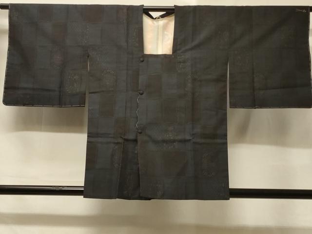 ■■■　サイズ　■■■ 身丈 80cm（肩から） 裄丈 63cm 袖丈 44cm　縫込み 5cm 袖幅 33cm 前幅 19.5cm 後幅 28cm 裄 お袖側 約2.5cm　身頃側 約4.5cm ■■■　商品詳細　■■■ 【正絹・未使用】 状態は特に目立ったシミ汚れなどもなく大変良い状態です。 大変上質な逸品になります。 お安く出品致しますので、是非この機会にいかがでしょうか？ ■■■　注意事項　■■■ ■モニター発色の具合により色合いが異なる場合がございます。 ■寸法は多少の誤差が生じる場合がございますのでご了承ください。 ■縫込みの長さが左右非対称の場合は短い部分を記載しております。 左右非対称であってもご返品・お値引き等の保証は出来かねますので、ご了承の上ご購入をお願い致します。 ■シミ等のチェックには注意を払っておりますが、見落としがある場合もございますし、個人の見解も様々ですので神経質な方のご購入はお控えください。 ■箪笥に入っておりました着物や帯なので畳みシワや匂いがあるものもございます。 ■お休みは基本的に土日祝となりますが、その他臨時でお休みする場合がございますのでご了承ください。 ■商品の発送は平日のみの発送となります。 ■夜間と土曜、日曜日はお問い合わせの回答が遅れる場合がございます。 ■当店では、お直し、紋入れ、お手入れ等は承っておりません。 ■生地の状態（ヤケ、経年劣化等）によってはサイズ直しが出来ない場合がございます。 その点もどうかご了承のうえ、ご購入をお願いいたします。 ■弊社で取り扱う商品は一点ものにつき、時期や在庫状況に応じて金額が変更となる場合がございます。 ■検針は行っておりません。予めご了承いただきますようお願いいたします。 ■【洗える着物】と記載のある商品におきましては、商品お届け後に洗濯を行ってしまってからのご返品にはご対応しかねます。 念の為、専門店でのお手入れをお願いいたします。 ■着物のサイズ目安は下記を参考ください↓ ＜女性着物＞　お端折り次第で＋5cm　−1cmが着用可能サイズ 　例）身丈170cmの場合、身長160cm〜175cm ＜男性着物＞　身丈＋約25cm〜27cm程が適応身長 　例）身丈155cmの場合、身長180〜182cm