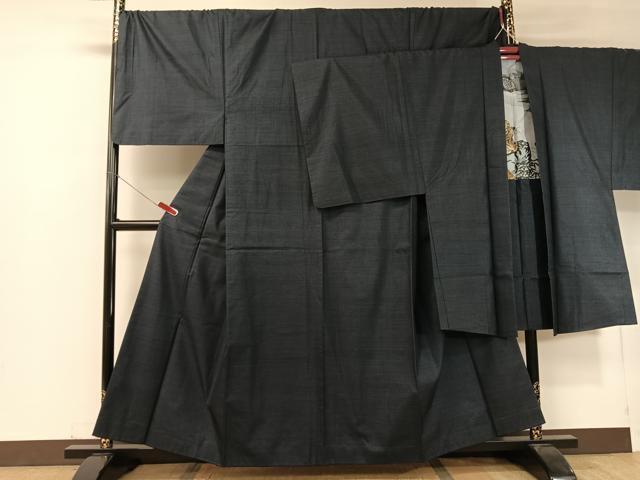 ■■■　サイズ　■■■ 【着物】 身丈 157cm（肩から） 裄丈 73cm 袖丈 52cm　縫込み 5cm 袖幅 37.5cm 前幅 27.5cm 後幅 32.5cm 着物縫いこみ 内揚げ 4.5cm 裄 お袖側 約2cm　身頃側 約2.5cm 【羽織】 身丈 97.5cm（肩から） 裄丈 77cm 袖丈 52cm　縫込み 5cm 袖幅 39.5cm 前幅 21cm 後幅 33cm 裄 お袖側 約1cm　身頃側 約1cm ■■■　商品詳細　■■■ 【正絹】 状態は特に目立ったシミ汚れなどもなく大変良い状態です。 大変上質な逸品になります。 お安く出品致しますので、是非この機会にいかがでしょうか？ ■■■　注意事項　■■■ ■モニター発色の具合により色合いが異なる場合がございます。 ■寸法は多少の誤差が生じる場合がございますのでご了承ください。 ■縫込みの長さが左右非対称の場合は短い部分を記載しております。 左右非対称であってもご返品・お値引き等の保証は出来かねますので、ご了承の上ご購入をお願い致します。 ■シミ等のチェックには注意を払っておりますが、見落としがある場合もございますし、個人の見解も様々ですので神経質な方のご購入はお控えください。 ■箪笥に入っておりました着物や帯なので畳みシワや匂いがあるものもございます。 ■お休みは基本的に土日祝となりますが、その他臨時でお休みする場合がございますのでご了承ください。 ■商品の発送は平日のみの発送となります。 ■夜間と土曜、日曜日はお問い合わせの回答が遅れる場合がございます。 ■当店では、お直し、紋入れ、お手入れ等は承っておりません。 ■生地の状態（ヤケ、経年劣化等）によってはサイズ直しが出来ない場合がございます。 その点もどうかご了承のうえ、ご購入をお願いいたします。 ■弊社で取り扱う商品は一点ものにつき、時期や在庫状況に応じて金額が変更となる場合がございます。 ■検針は行っておりません。予めご了承いただきますようお願いいたします。 ■【洗える着物】と記載のある商品におきましては、商品お届け後に洗濯を行ってしまってからのご返品にはご対応しかねます。 念の為、専門店でのお手入れをお願いいたします。 ■着物のサイズ目安は下記を参考ください↓ ＜女性着物＞　お端折り次第で＋5cm　−1cmが着用可能サイズ 　例）身丈170cmの場合、身長160cm〜175cm ＜男性着物＞　身丈＋約25cm〜27cm程が適応身長 　例）身丈155cmの場合、身長180〜182cm