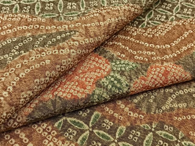 ■■■　サイズ　■■■ 身丈 156cm（肩から） 裄丈 64cm 袖丈 48cm　縫込み 2.5cm 袖幅 32cm 前幅 24cm 後幅 30cm 着物縫いこみ 内揚げ 0cm 裄 お袖側 約3cm　身頃側 約3cm ■■■　商品詳細　■■■ 【化繊】 状態は特に目立ったシミ汚れなどもなく大変良い状態です。 お安く出品致しますので、是非この機会にいかがでしょうか？ ■■■　注意事項　■■■ ■モニター発色の具合により色合いが異なる場合がございます。 ■寸法は多少の誤差が生じる場合がございますのでご了承ください。 ■縫込みの長さが左右非対称の場合は短い部分を記載しております。 左右非対称であってもご返品・お値引き等の保証は出来かねますので、ご了承の上ご購入をお願い致します。 ■シミ等のチェックには注意を払っておりますが、見落としがある場合もございますし、個人の見解も様々ですので神経質な方のご購入はお控えください。 ■箪笥に入っておりました着物や帯なので畳みシワや匂いがあるものもございます。 ■お休みは基本的に土日祝となりますが、その他臨時でお休みする場合がございますのでご了承ください。 ■商品の発送は平日のみの発送となります。 ■夜間と土曜、日曜日はお問い合わせの回答が遅れる場合がございます。 ■当店では、お直し、紋入れ、お手入れ等は承っておりません。 ■生地の状態（ヤケ、経年劣化等）によってはサイズ直しが出来ない場合がございます。 その点もどうかご了承のうえ、ご購入をお願いいたします。 ■弊社で取り扱う商品は一点ものにつき、時期や在庫状況に応じて金額が変更となる場合がございます。 ■検針は行っておりません。予めご了承いただきますようお願いいたします。 ■【洗える着物】と記載のある商品におきましては、商品お届け後に洗濯を行ってしまってからのご返品にはご対応しかねます。 念の為、専門店でのお手入れをお願いいたします。 ■着物のサイズ目安は下記を参考ください↓ ＜女性着物＞　お端折り次第で＋5?　−10?が着用可能サイズ 　例）身丈170?の場合、身長160?〜175? ＜男性着物＞　身丈＋約25?〜27?程が適応身長 　例）身丈155?の場合、身長180〜182?