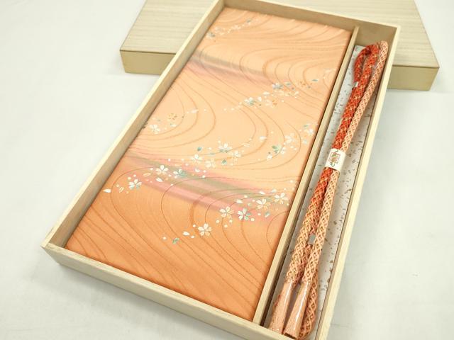 ■■■　サイズ　■■■ 帯締め　約158cm（房含む） ■■■　商品詳細　■■■ 【正絹・未使用】 状態は特に目立ったシミ汚れなどもなく大変良い状態です。 大変上質な逸品になります。 お安く出品致しますので、是非この機会にいかがでしょうか？ ■■■　注意事項　■■■ ■モニター発色の具合により色合いが異なる場合がございます。 ■寸法は多少の誤差が生じる場合がございますのでご了承ください。 ■縫込みの長さが左右非対称の場合は短い部分を記載しております。 左右非対称であってもご返品・お値引き等の保証は出来かねますので、ご了承の上ご購入をお願い致します。 ■シミ等のチェックには注意を払っておりますが、見落としがある場合もございますし、個人の見解も様々ですので神経質な方のご購入はお控えください。 ■箪笥に入っておりました着物や帯なので畳みシワや匂いがあるものもございます。 ■お休みは基本的に土日祝となりますが、その他臨時でお休みする場合がございますのでご了承ください。 ■商品の発送は平日のみの発送となります。 ■夜間と土曜、日曜日はお問い合わせの回答が遅れる場合がございます。 ■当店では、お直し、紋入れ、お手入れ等は承っておりません。 ■生地の状態（ヤケ、経年劣化等）によってはサイズ直しが出来ない場合がございます。 その点もどうかご了承のうえ、ご購入をお願いいたします。 ■弊社で取り扱う商品は一点ものにつき、時期や在庫状況に応じて金額が変更となる場合がございます。 ■検針は行っておりません。予めご了承いただきますようお願いいたします。 ■【洗える着物】と記載のある商品におきましては、商品お届け後に洗濯を行ってしまってからのご返品にはご対応しかねます。 念の為、専門店でのお手入れをお願いいたします。 ■着物のサイズ目安は下記を参考ください↓ ＜女性着物＞　お端折り次第で＋5?　−10?が着用可能サイズ 　例）身丈170?の場合、身長160?〜175? ＜男性着物＞　身丈＋約25?〜27?程が適応身長 　例）身丈155?の場合、身長180〜182?