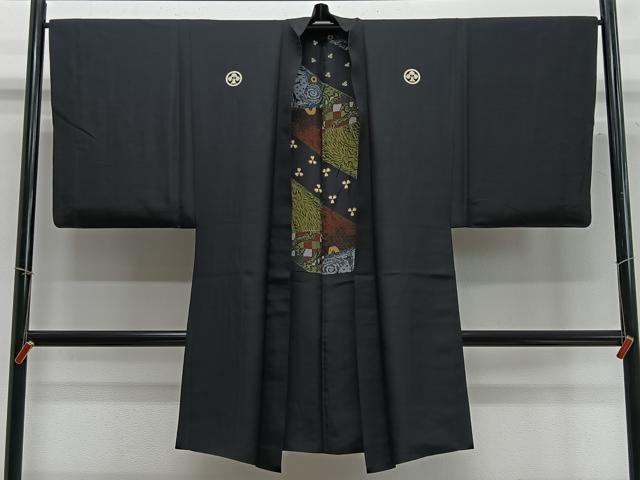 ■■■　サイズ　■■■ 身丈 102cm（肩から） 裄丈 66cm 袖丈 52cm　縫込み 3.5cm 袖幅 33.5cm 前幅 19cm 後幅 30.5cm 裄 お袖側 約0cm　身頃側 約2cm ■■■　商品詳細　■■■ 【正絹・五つ紋】 状態は接写画像のように後身頃・羽裏に点穴がございますが その他特に目立ったシミ汚れなどもなく大変良い状態です。 大変上質な逸品になります。 お安く出品致しますので、是非この機会にいかがでしょうか？ ■■■　注意事項　■■■ ■モニター発色の具合により色合いが異なる場合がございます。 ■寸法は多少の誤差が生じる場合がございますのでご了承ください。 ■縫込みの長さが左右非対称の場合は短い部分を記載しております。 左右非対称であってもご返品・お値引き等の保証は出来かねますので、ご了承の上ご購入をお願い致します。 ■シミ等のチェックには注意を払っておりますが、見落としがある場合もございますし、個人の見解も様々ですので神経質な方のご購入はお控えください。 ■箪笥に入っておりました着物や帯なので畳みシワや匂いがあるものもございます。 ■お休みは基本的に土日祝となりますが、その他臨時でお休みする場合がございますのでご了承ください。 ■商品の発送は平日のみの発送となります。 ■夜間と土曜、日曜日はお問い合わせの回答が遅れる場合がございます。 ■当店では、お直し、紋入れ、お手入れ等は承っておりません。 ■生地の状態（ヤケ、経年劣化等）によってはサイズ直しが出来ない場合がございます。 その点もどうかご了承のうえ、ご購入をお願いいたします。 ■弊社で取り扱う商品は一点ものにつき、時期や在庫状況に応じて金額が変更となる場合がございます。 ■検針は行っておりません。予めご了承いただきますようお願いいたします。 ■【洗える着物】と記載のある商品におきましては、商品お届け後に洗濯を行ってしまってからのご返品にはご対応しかねます。 念の為、専門店でのお手入れをお願いいたします。 ■着物のサイズ目安は下記を参考ください↓ ＜女性着物＞　お端折り次第で＋5cm　−1cmが着用可能サイズ 　例）身丈170cmの場合、身長160cm〜175cm ＜男性着物＞　身丈＋約25cm〜27cm程が適応身長 　例）身丈155cmの場合、身長180〜182cm