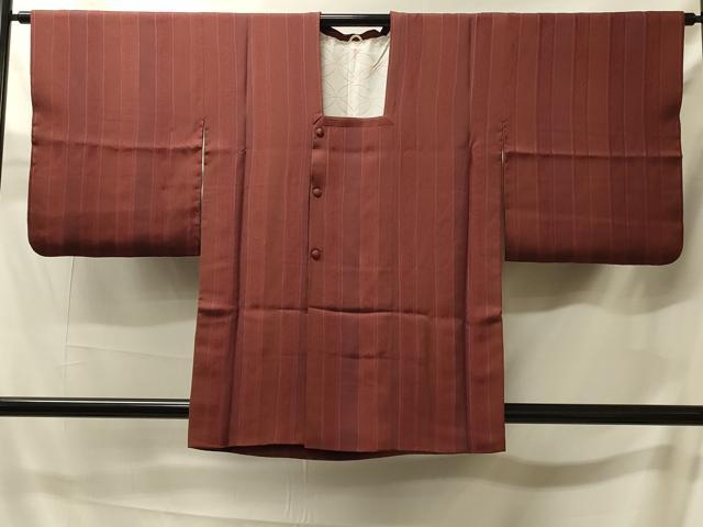 ■■■　サイズ　■■■ 身丈 84.5cm（肩から） 裄丈 65cm 袖丈 48.5cm　縫込み 2cm 袖幅 34cm 前幅 21.5cm 後幅 30cm 裄 お袖側 約1.5cm　身頃側 約5cm ■■■　商品詳細　■■■ 【正絹】 状態は接写画像のように羽裏に薄い汚れがございますが その他特に目立ったシミ汚れなどもなく大変良い状態です。 大変上質な逸品になります。 お安く出品致しますので、是非この機会にいかがでしょうか？ ■■■　注意事項　■■■ ■モニター発色の具合により色合いが異なる場合がございます。 ■寸法は多少の誤差が生じる場合がございますのでご了承ください。 ■縫込みの長さが左右非対称の場合は短い部分を記載しております。 左右非対称であってもご返品・お値引き等の保証は出来かねますので、ご了承の上ご購入をお願い致します。 ■シミ等のチェックには注意を払っておりますが、見落としがある場合もございますし、個人の見解も様々ですので神経質な方のご購入はお控えください。 ■箪笥に入っておりました着物や帯なので畳みシワや匂いがあるものもございます。 ■お休みは基本的に土日祝となりますが、その他臨時でお休みする場合がございますのでご了承ください。 ■商品の発送は平日のみの発送となります。 ■夜間と土曜、日曜日はお問い合わせの回答が遅れる場合がございます。 ■当店では、お直し、紋入れ、お手入れ等は承っておりません。 ■生地の状態（ヤケ、経年劣化等）によってはサイズ直しが出来ない場合がございます。 その点もどうかご了承のうえ、ご購入をお願いいたします。 ■弊社で取り扱う商品は一点ものにつき、時期や在庫状況に応じて金額が変更となる場合がございます。 ■検針は行っておりません。予めご了承いただきますようお願いいたします。 ■【洗える着物】と記載のある商品におきましては、商品お届け後に洗濯を行ってしまってからのご返品にはご対応しかねます。 念の為、専門店でのお手入れをお願いいたします。 ■写真に写っている物が全てになります。それ以外の付属品はございませんのでご了承ください。 ■状態に関する写真につきましては、掲載可能な写真枚数に限りがあるため、各箇所につき1枚参考画像を掲載しております。 ■着物のサイズ目安は下記を参考ください↓ ＜女性着物＞　お端折り次第で＋5cm　−1cmが着用可能サイズ 　例）身丈170cmの場合、身長160cm〜175cm ＜男性着物＞　身丈＋約25cm〜27cm程が適応身長 　例）身丈155cmの場合、身長180〜182cm