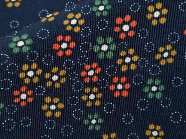 ■■■　サイズ　■■■ 身丈 156cm（肩から） 裄丈 62cm 袖丈 47cm　縫込み 4cm 袖幅 33cm 前幅 24cm 後幅 28cm 着物縫いこみ 内揚げ 0cm 裄 お袖側 約2cm　身頃側 約3cm ■■■　商品詳細　■■■ 【化繊】 状態は特に目立ったシミ汚れなどもなく大変良い状態です。 お安く出品致しますので、是非この機会にいかがでしょうか？※ご自身で洗濯された場合の保証はできかねます。 専門店にご相談ください。 ■■■　注意事項　■■■ ■モニター発色の具合により色合いが異なる場合がございます。 ■寸法は多少の誤差が生じる場合がございますのでご了承ください。 ■縫込みの長さが左右非対称の場合は短い部分を記載しております。 左右非対称であってもご返品・お値引き等の保証は出来かねますので、ご了承の上ご購入をお願い致します。 ■シミ等のチェックには注意を払っておりますが、見落としがある場合もございますし、個人の見解も様々ですので神経質な方のご購入はお控えください。 ■箪笥に入っておりました着物や帯なので畳みシワや匂いがあるものもございます。 ■お休みは基本的に土日祝となりますが、その他臨時でお休みする場合がございますのでご了承ください。 ■商品の発送は平日のみの発送となります。 ■夜間と土曜、日曜日はお問い合わせの回答が遅れる場合がございます。 ■当店では、お直し、紋入れ、お手入れ等は承っておりません。 ■生地の状態（ヤケ、経年劣化等）によってはサイズ直しが出来ない場合がございます。 その点もどうかご了承のうえ、ご購入をお願いいたします。 ■弊社で取り扱う商品は一点ものにつき、時期や在庫状況に応じて金額が変更となる場合がございます。 ■検針は行っておりません。予めご了承いただきますようお願いいたします。 ■【洗える着物】と記載のある商品におきましては、商品お届け後に洗濯を行ってしまってからのご返品にはご対応しかねます。 念の為、専門店でのお手入れをお願いいたします。 ■着物のサイズ目安は下記を参考ください↓ ＜女性着物＞　お端折り次第で＋5cm　−1cmが着用可能サイズ 　例）身丈170cmの場合、身長160cm〜175cm ＜男性着物＞　身丈＋約25cm〜27cm程が適応身長 　例）身丈155cmの場合、身長180〜182cm